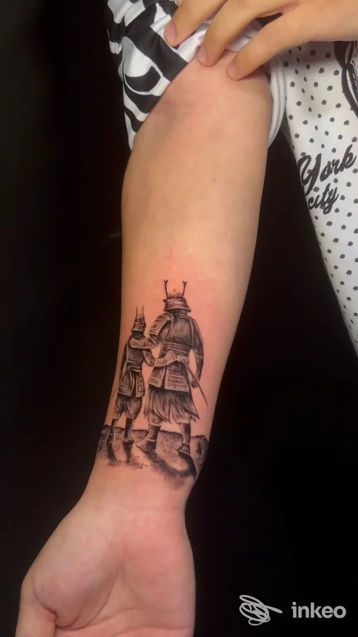 Tatuaggio su polso raffigurante figure in armatura. Studio DIOSCURI tattoo & piercing, Soverato.