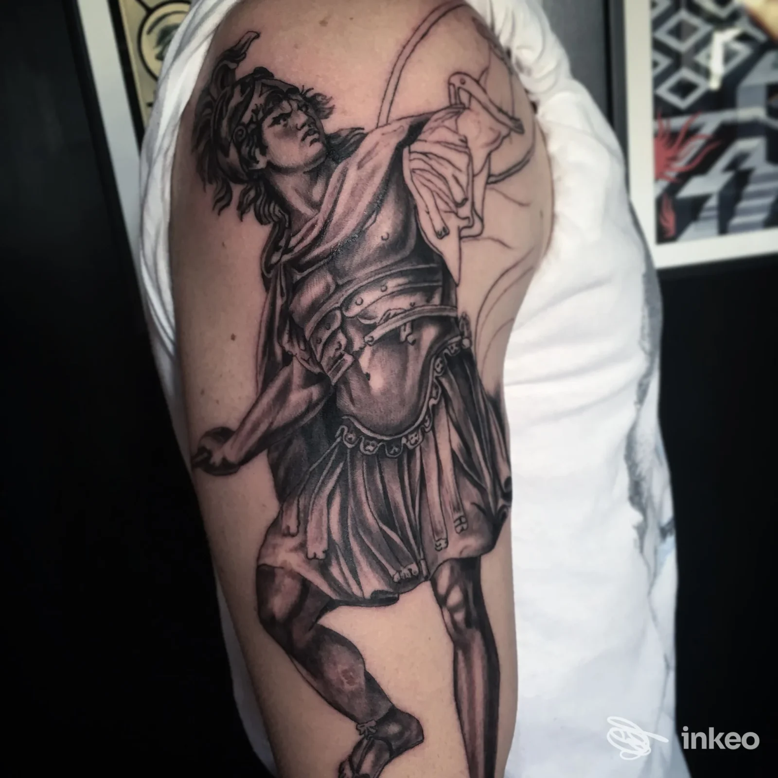 Tatuaggio realistico su braccio raffigurante una figura storica in stile incisione, realizzato da Black Trident Society a Rende.