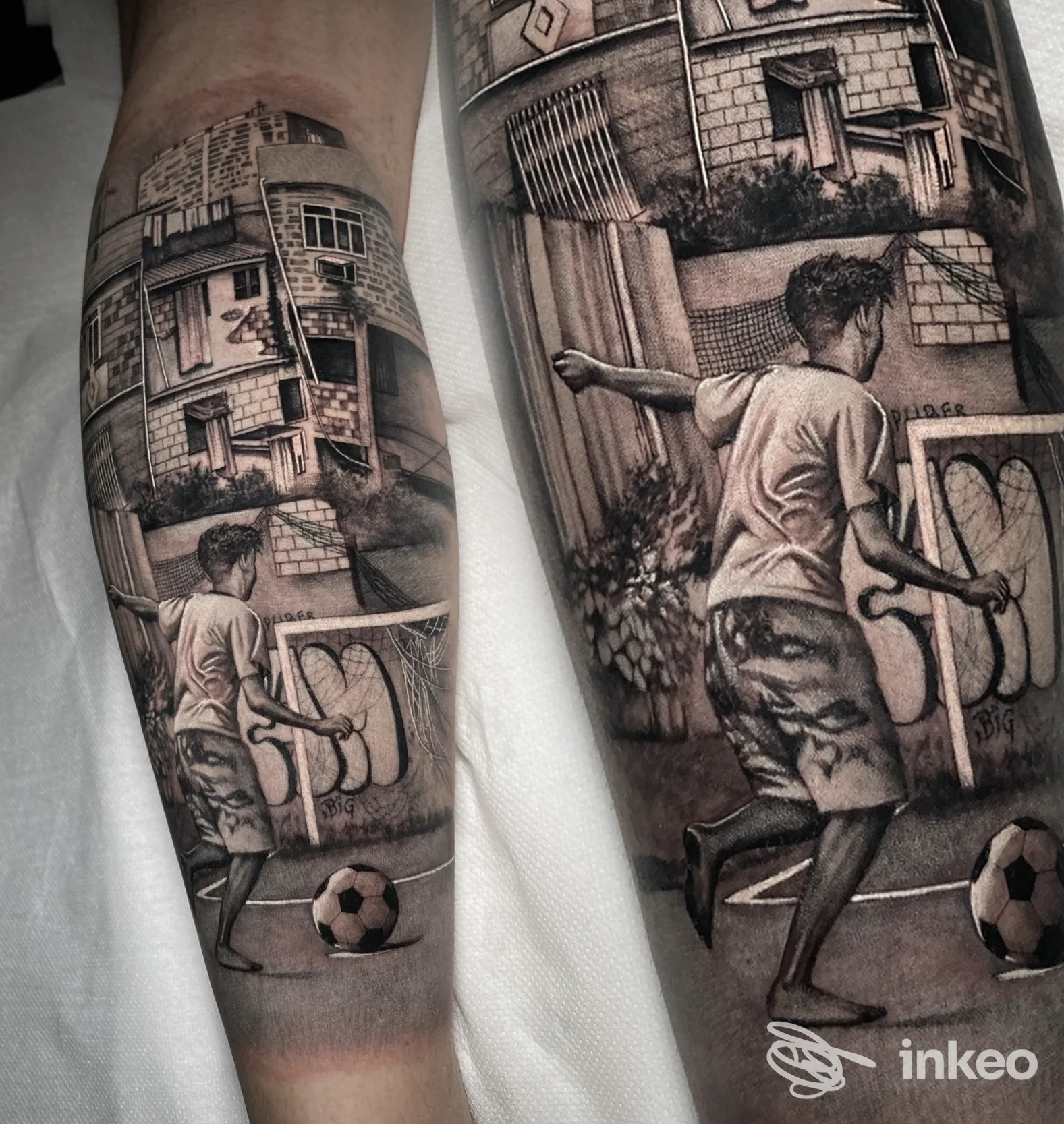 Tattoo in bianco e nero su polpaccio e avambraccio raffigurante un bambino che corre dietro a una palla in un cortile urbano, con edifici sullo sfondo.