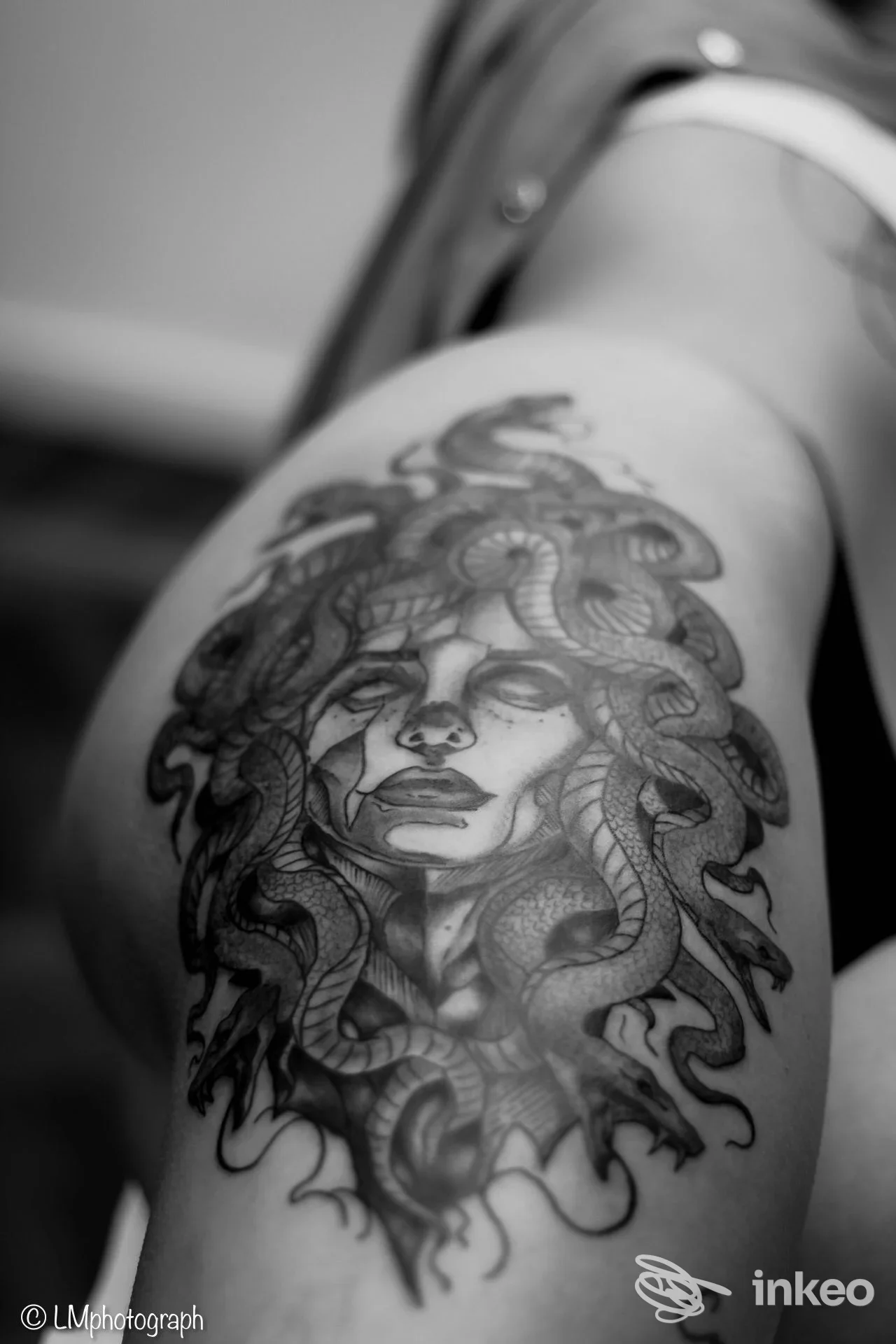 Tatuaggio sul braccio raffigurante una testa femminile con serpenti tra i capelli, eseguito in uno studio Skin Stories Tattoo & Piercing a Rende.