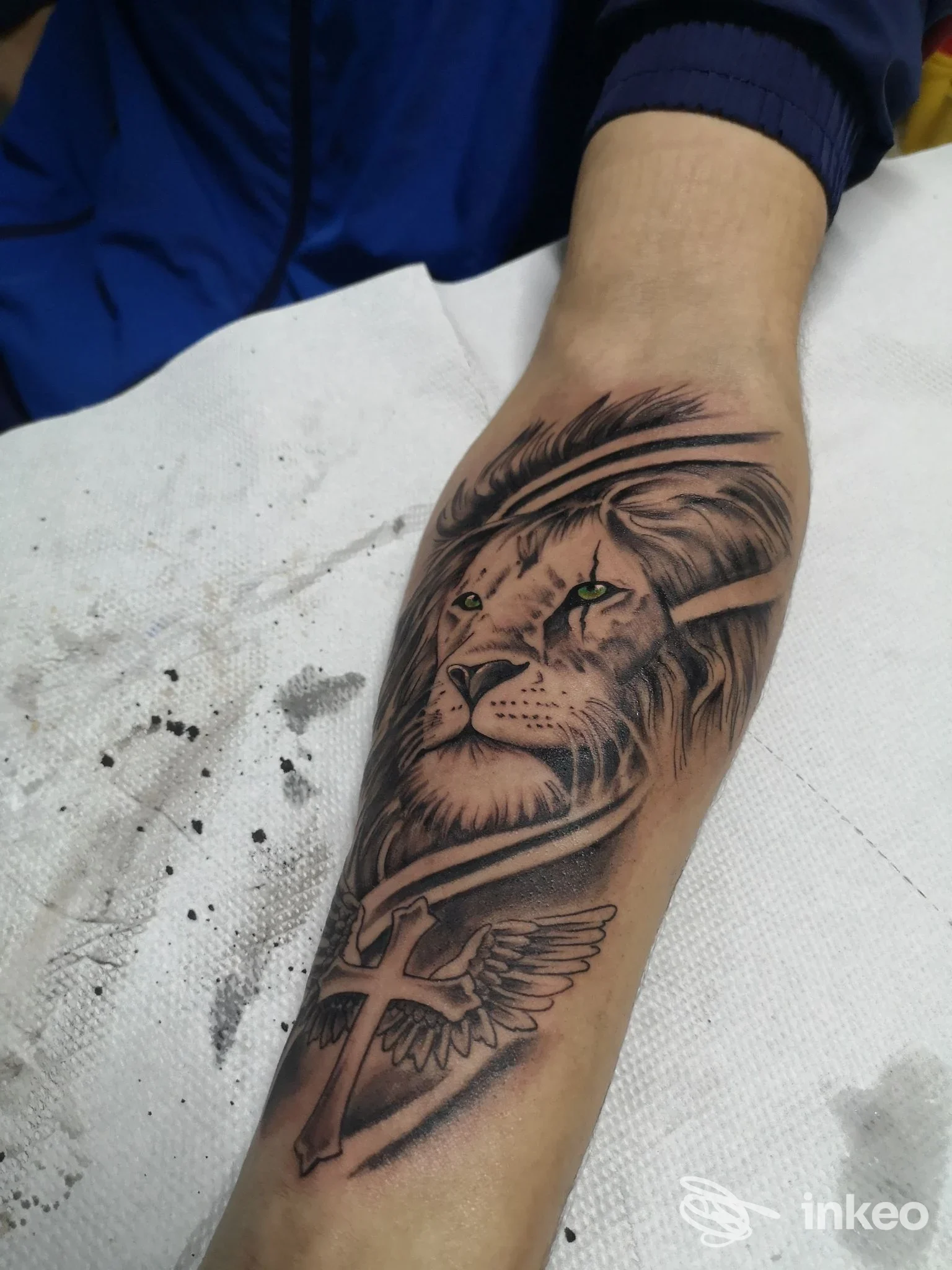 Tatuaggio realistico sull'avambraccio raffigurante un leone, con sfumature e dettagli, realizzato dallo studio La Perla Nera Tattoo a Botricello.