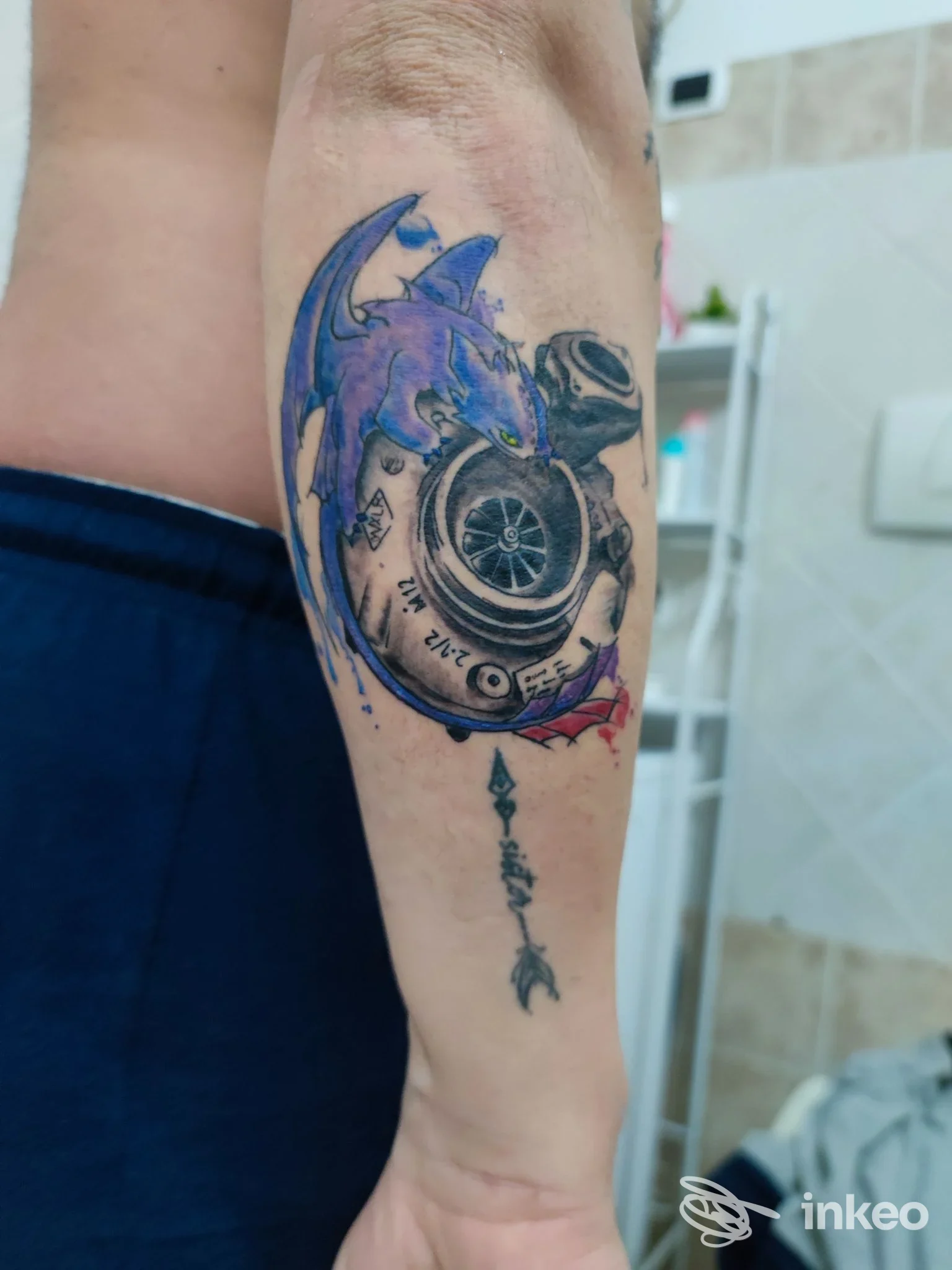 Tattoo sull'avambraccio raffigurante un disegno di colore blu e nero realizzato nello studio La Perla Nera Tattoo a Botricello, visibile senza volto umano.