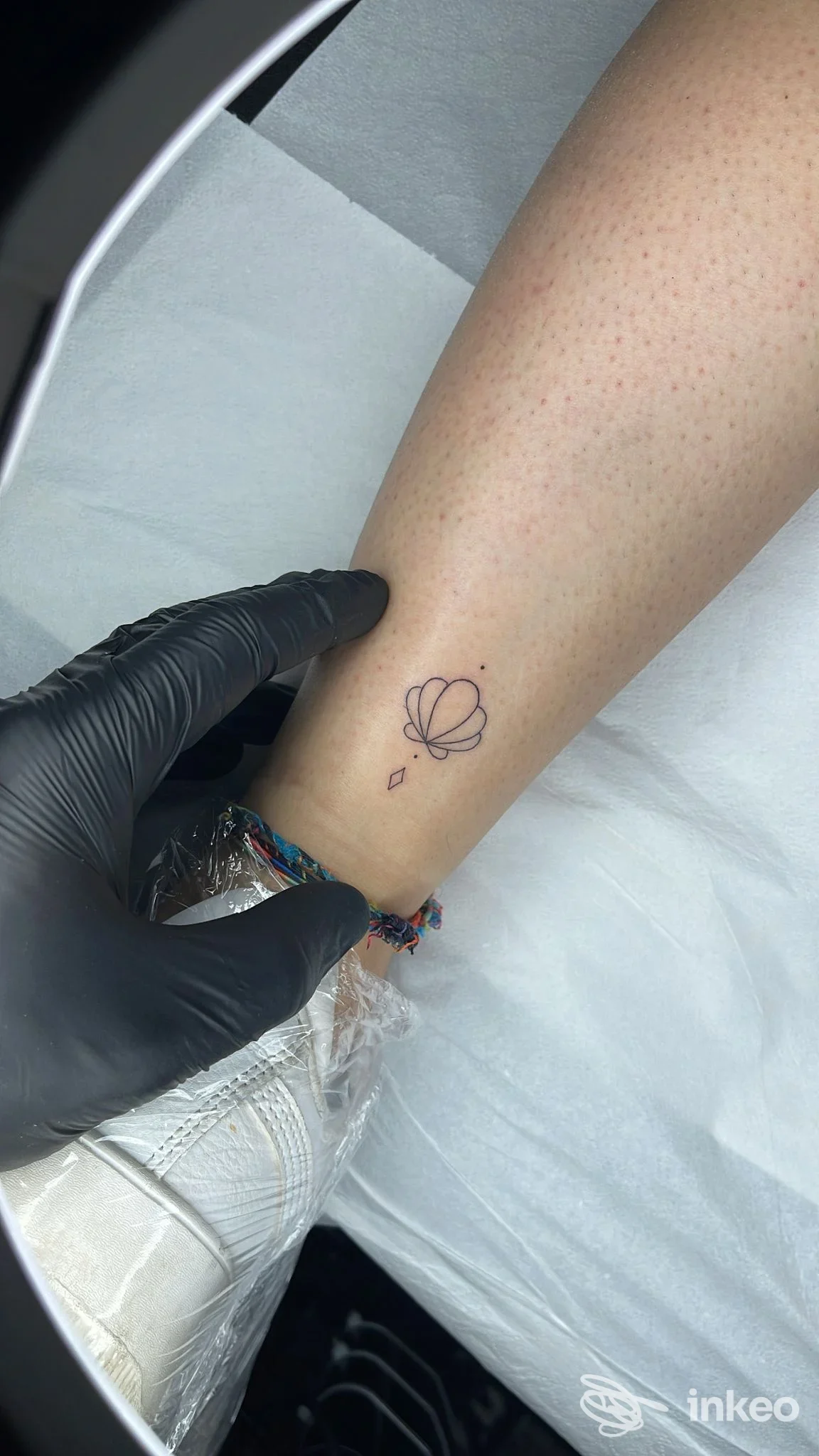 Tatuaggio in linea su pelle sulla caviglia: disegno stilizzato a mongolfiera eseguito presso lo studio Giuseppe Scibilia Tattoo a Reggio Calabria.