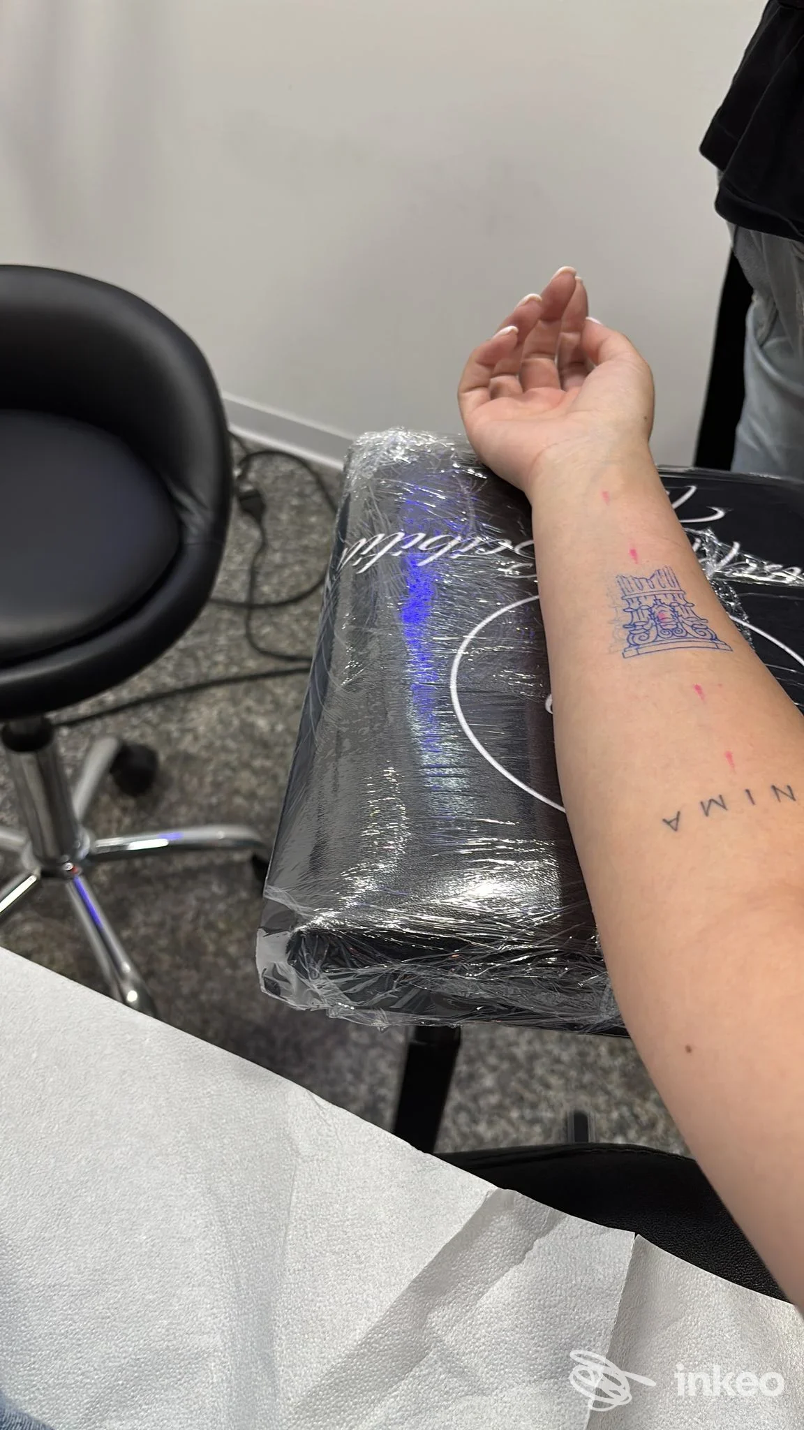 Avambraccio con tatuaggio blu di stile geometrico/castello, visibile durante una seduta nello studio Giuseppe Scibilia Tattoo a Reggio Calabria.