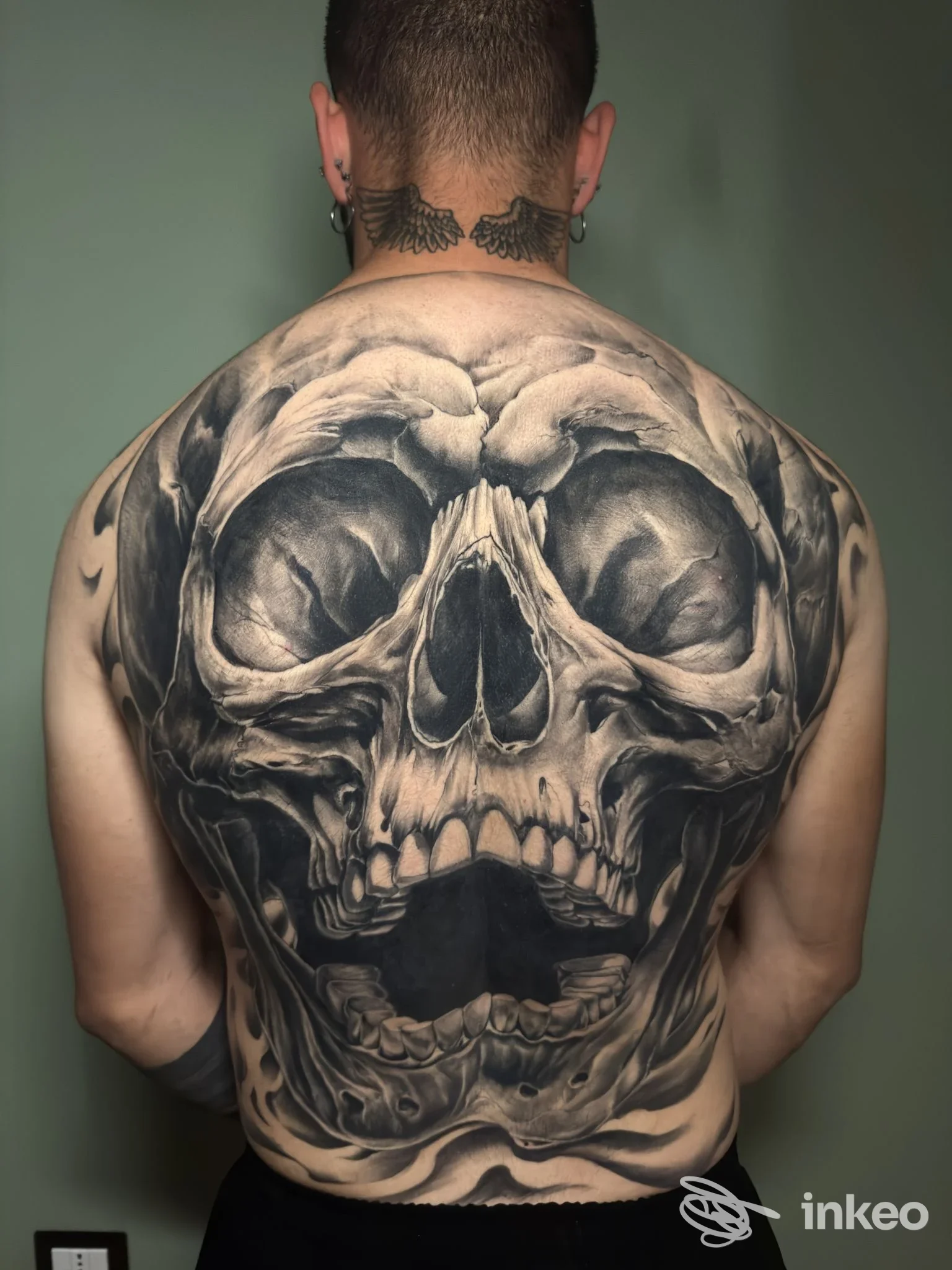 Schiena intera con tatuaggio realistico di teschio in bianco e nero, realizzato su pelle; stile grisaille e profondi contrasti. Ikigaink Tattoos, Salerno.