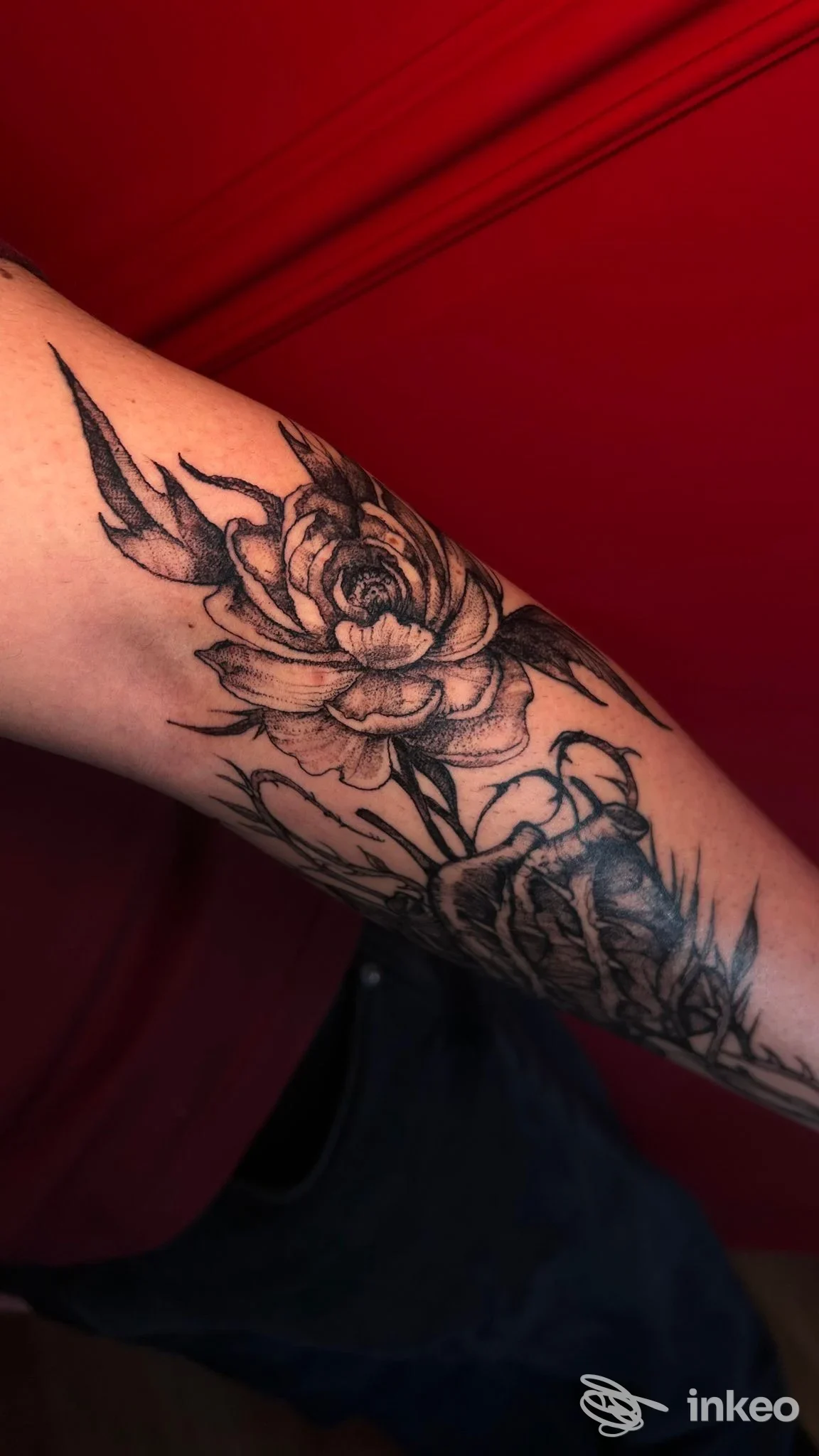 Tattoo floreale in bianco e nero visibile sull'avambraccio di una persona; realizzato nello studio Gorgonia a Marina di Camerota.