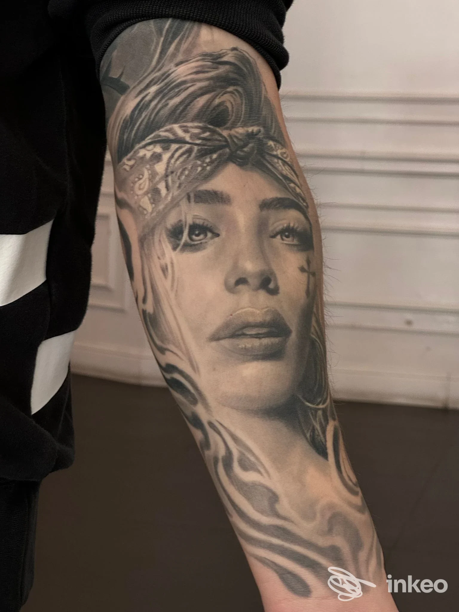 Braccio ritratto realistico di una donna tatuato sulla pelle, eseguito nello studio Thy Gallery Studios a Giugliano in Campania.