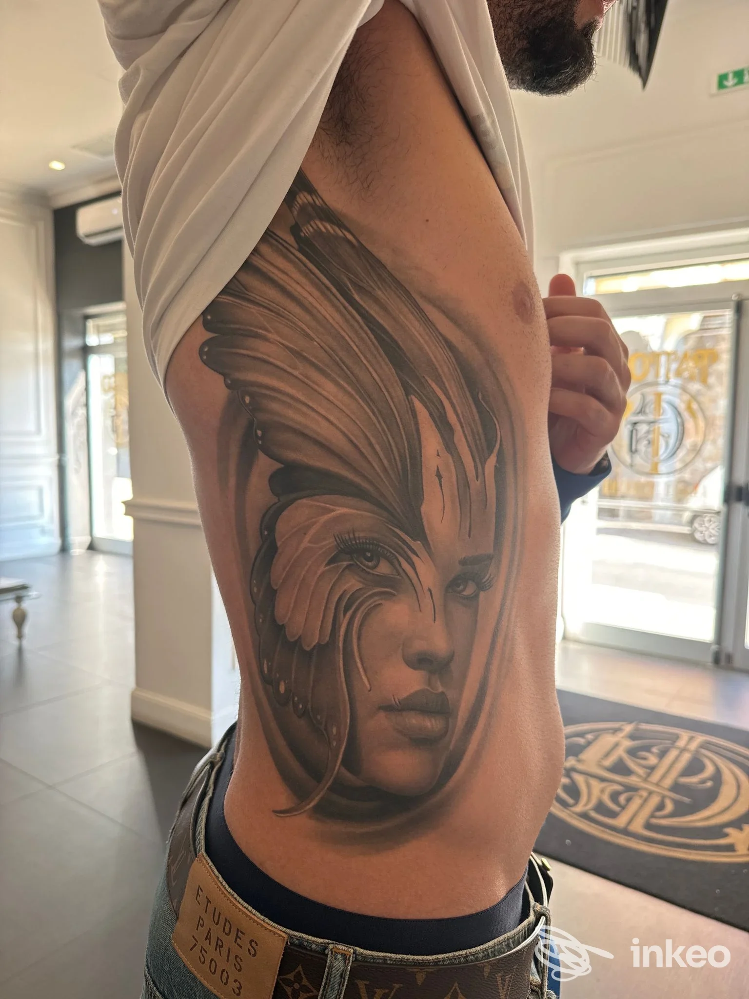 Tattoo realistico su pelle raffigurante volto femminile con copricapo piumato, realizzato da Thy Gallery Studios a Giugliano in Campania.