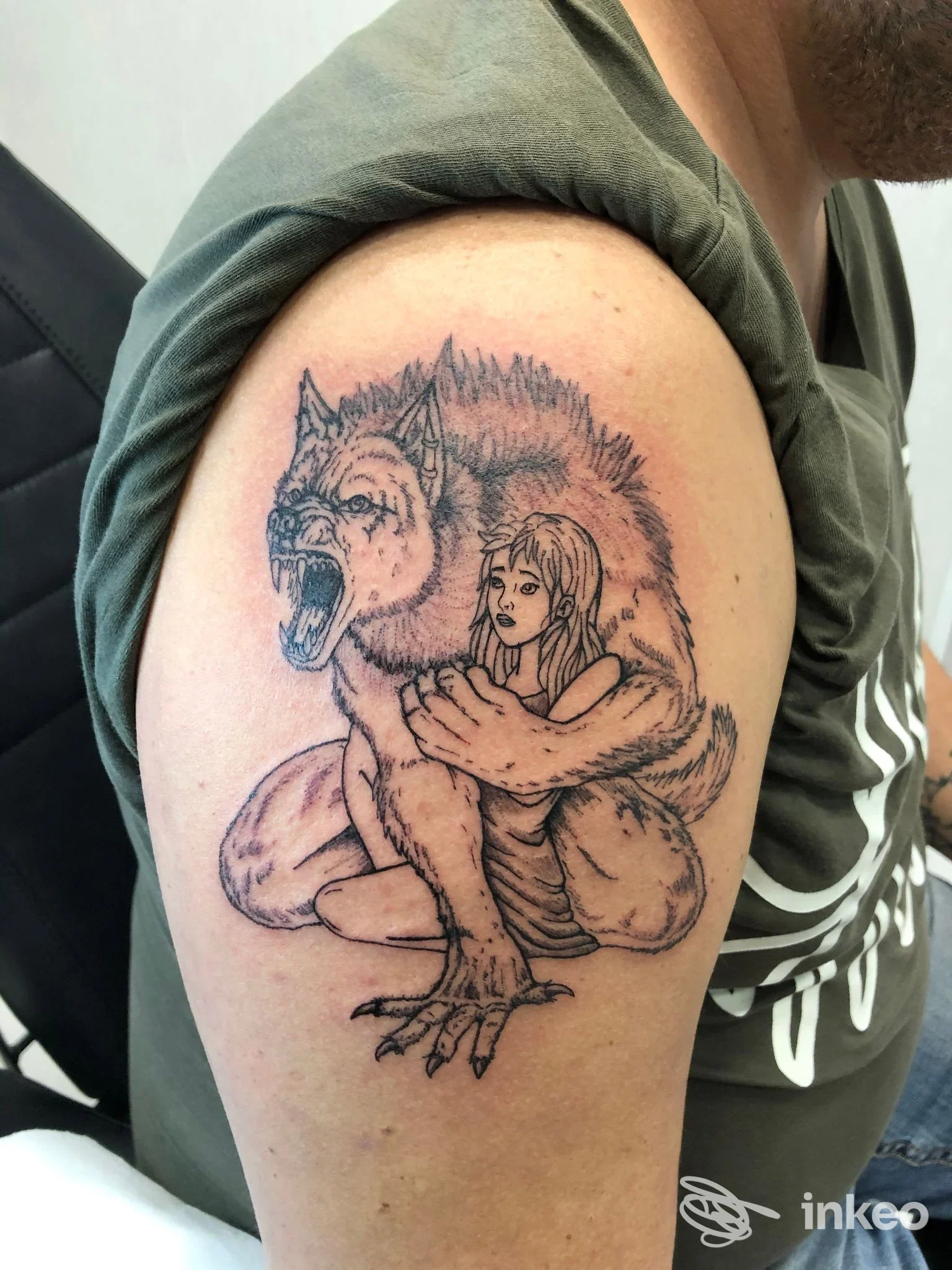 Tatuaggio su braccio raffigurante una ragazza abbracciata a un lupo mannaro, realizzato da Cask Tattoo a Portici.
