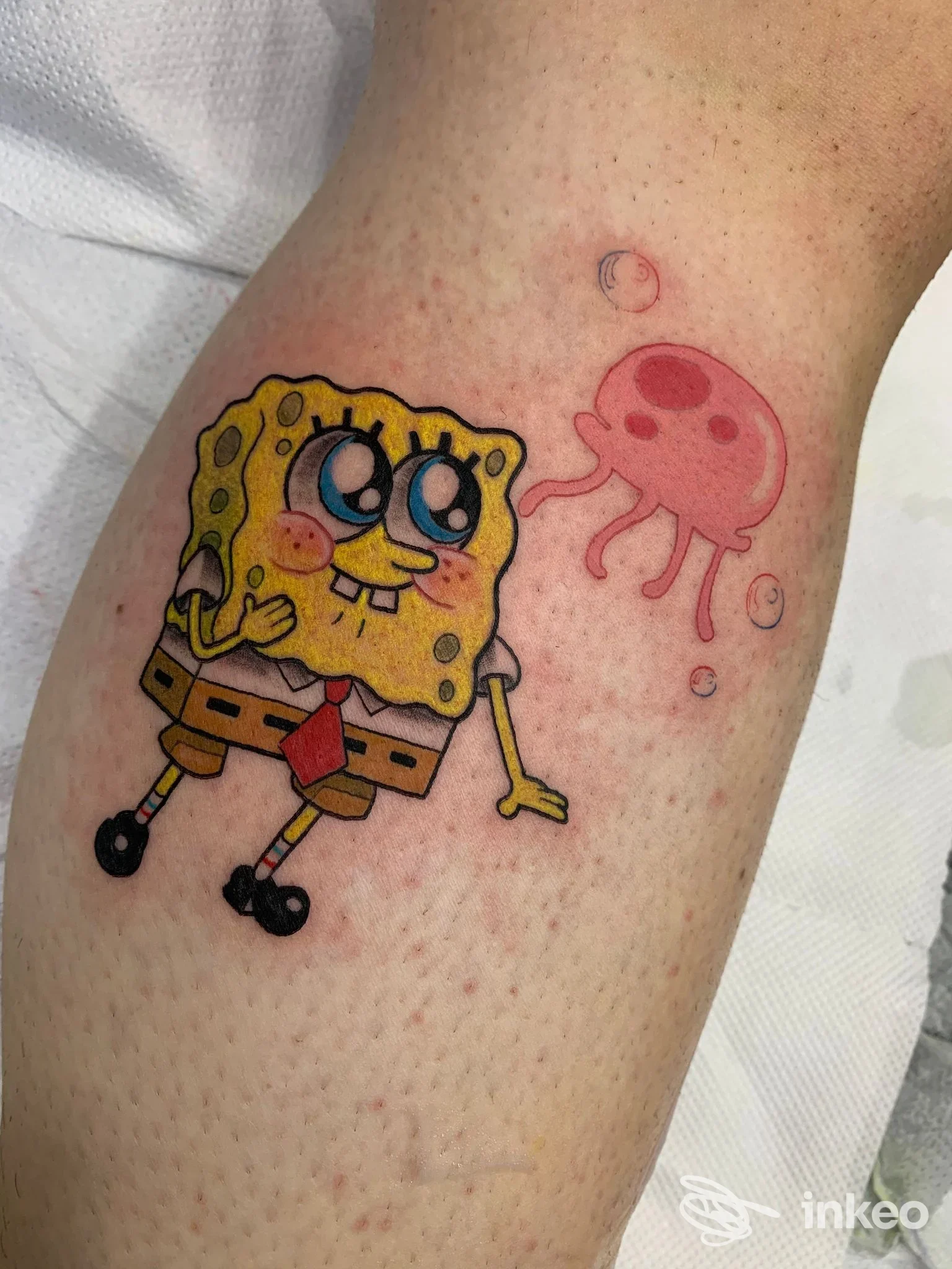Tatuaggio reale sull'avambraccio: SpongeBob e una medusa rosa realizzati dal studio Solve et Coagula Tattoo a Napoli.