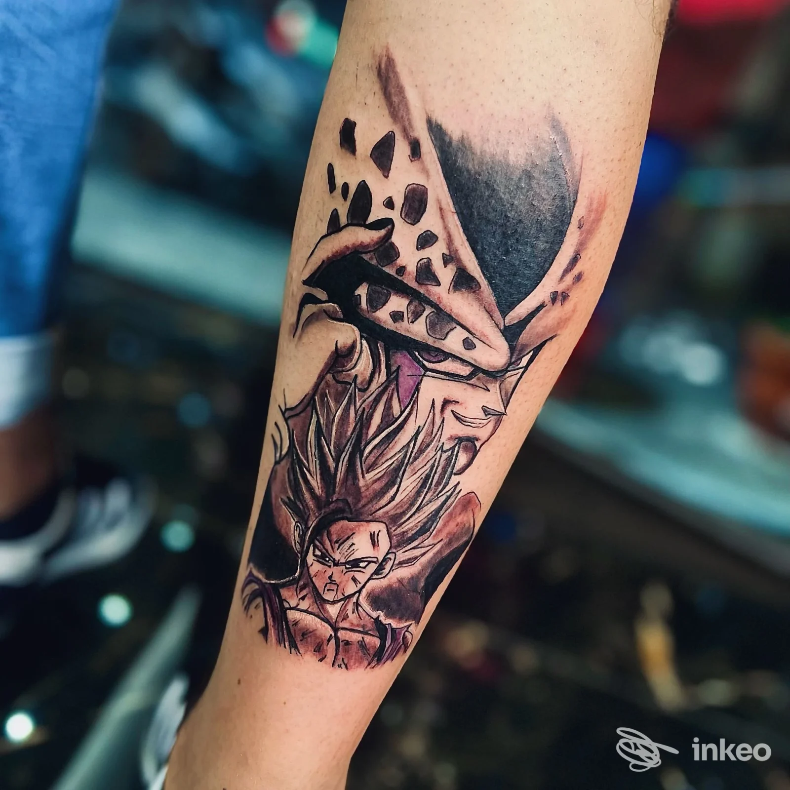 Avambraccio con tatuaggio in bianco e nero di stile dinamico: figura fumosa e elementi geometrici, visibile su pelle, senza volto intero inquadrato.
