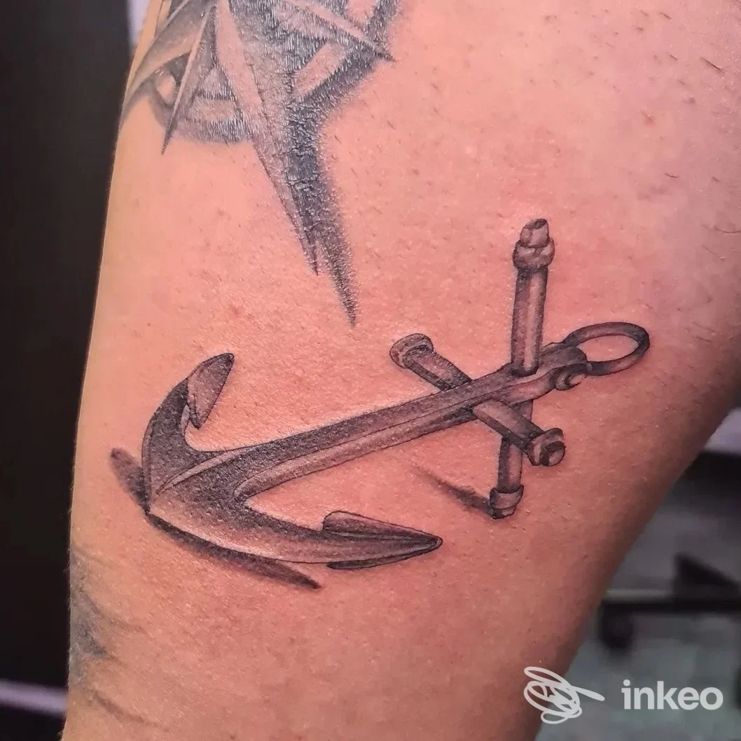 Tattoo ad aprendere sull'avambraccio: ancora in stile line-art scura, con ombre e dettagli, visibile sulla pelle della persona. Napoli, Gotika Tattoo Studio.