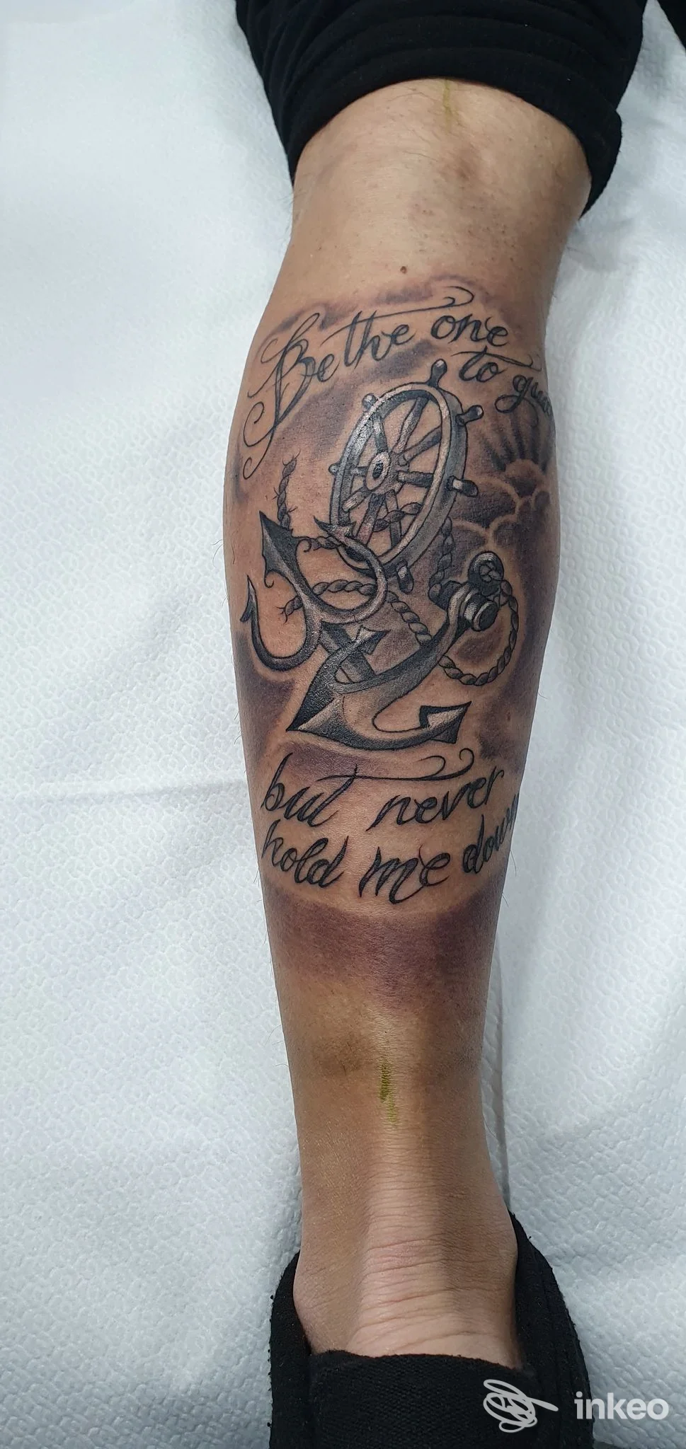 Tatuaggio reale sull'avambraccio sinistro con timone e elementi nautici e scritta, stile nero su pelle. studio Oriental Tattoo, Grazzanise.
