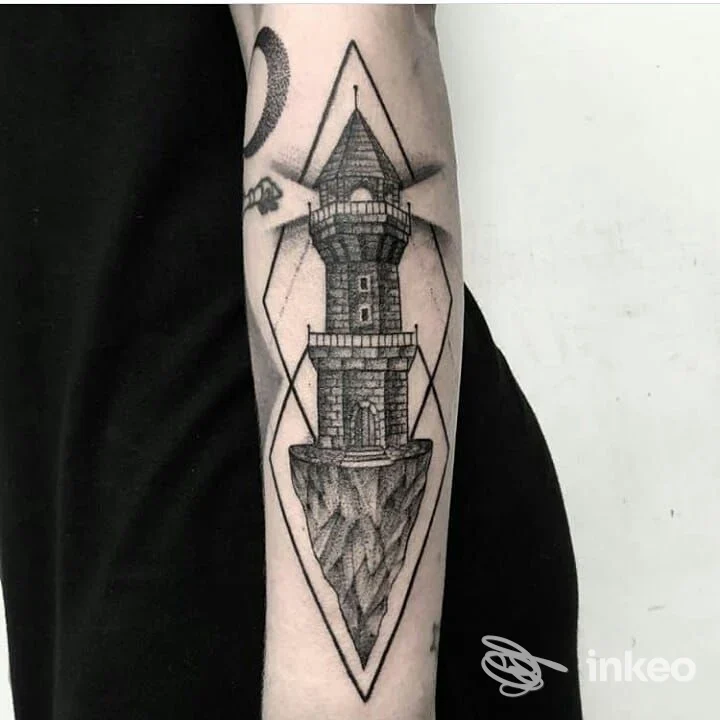 Tatuaggio su avambraccio raffigurante un faro con base rocciosa, incorniciato da un motivo a diamond geometrico, realizzato in stile linework.