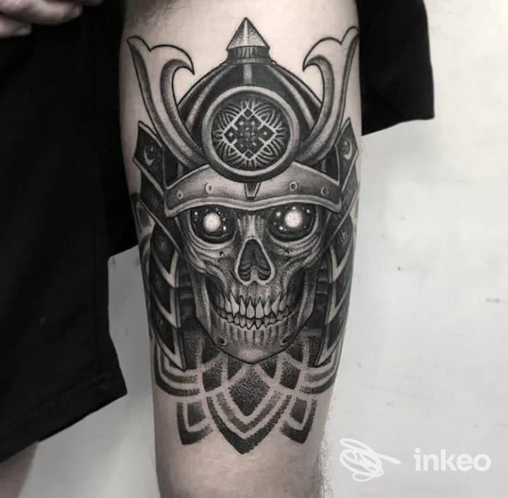 Tattoo realizzo sulla gamba raffigurante un teschio scheletrico con cappello a corona, stile blackwork in bianco e nero su pelle, con dettagli grafici e shading intenso.