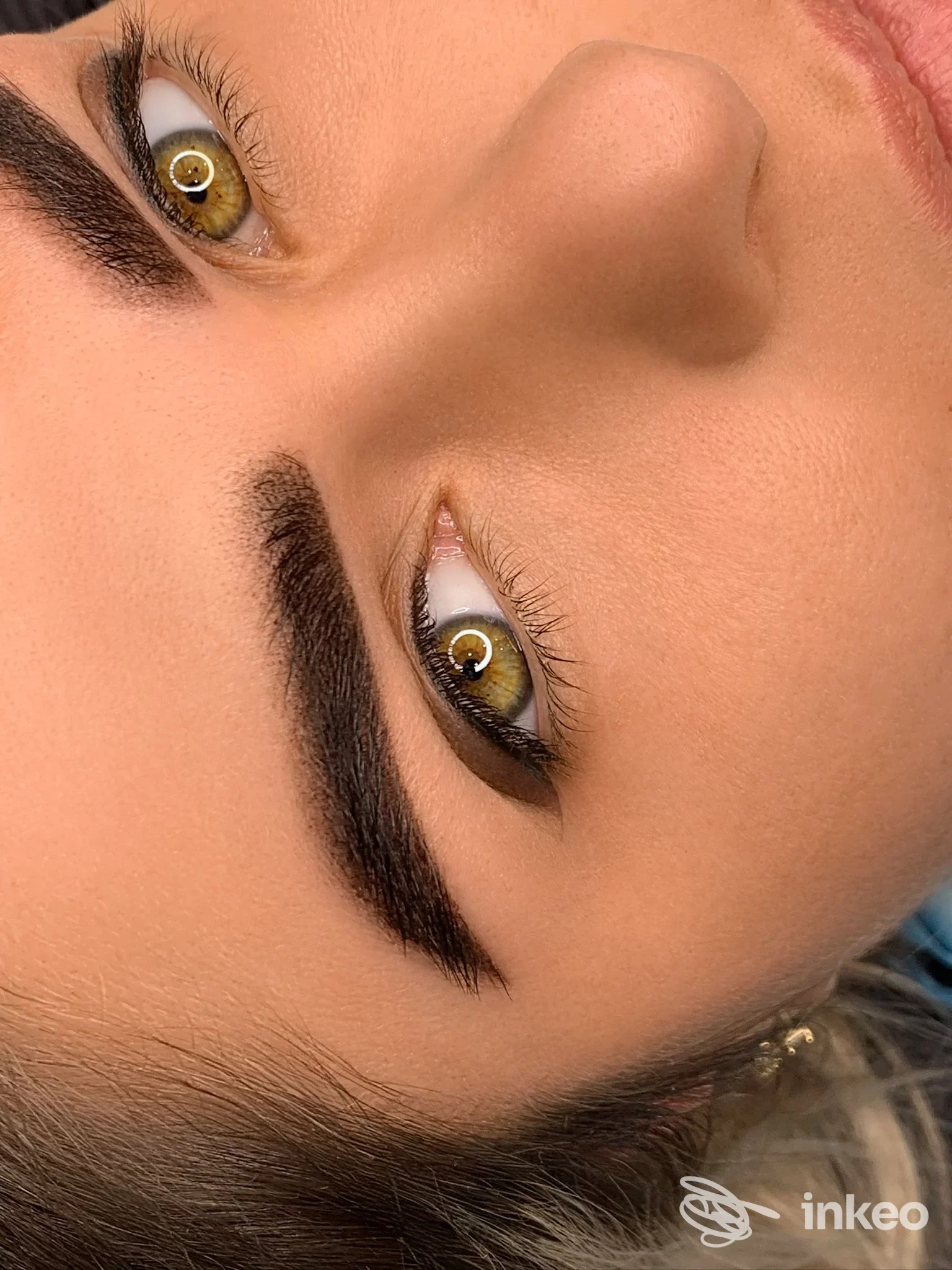 Primo piano di una donna con sopracciglia pigmentate permanent makeup, visibile dermopigmentazione sugli arcadi, in Napoli presso lo studio Alessandra Mazzella.