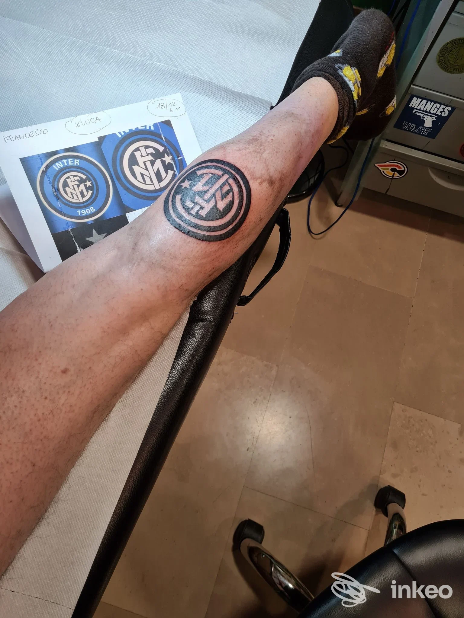 Tatuaggio circolare nero sull'avambraccio, realizzato presso Quetzal Tattoo, con un motivo geometrico racchiuso in una circonferenza.