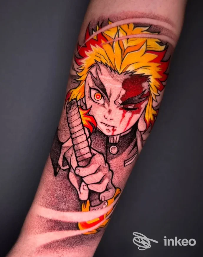 Tatuaggio sull'avambraccio raffigurante un personaggio anime con lama, colori vividi come giallo, arancione, rosso e nero, visibile sulla pelle.