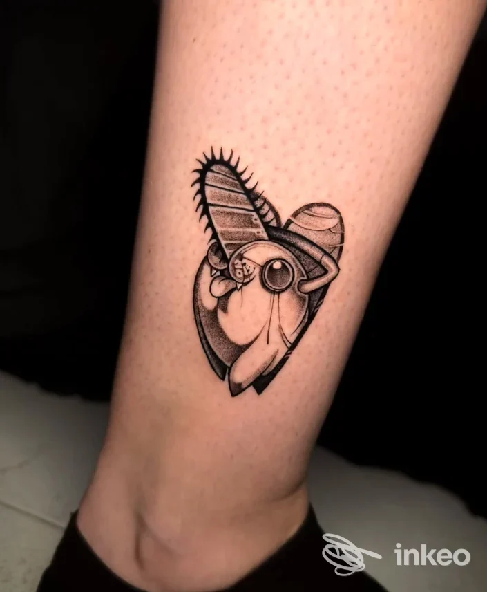 Tatuaggio su pelle raffigurante un insetto stilizzato con contorni neri, realizzato dallo studio Kairos Ink Tattoo a Parete.