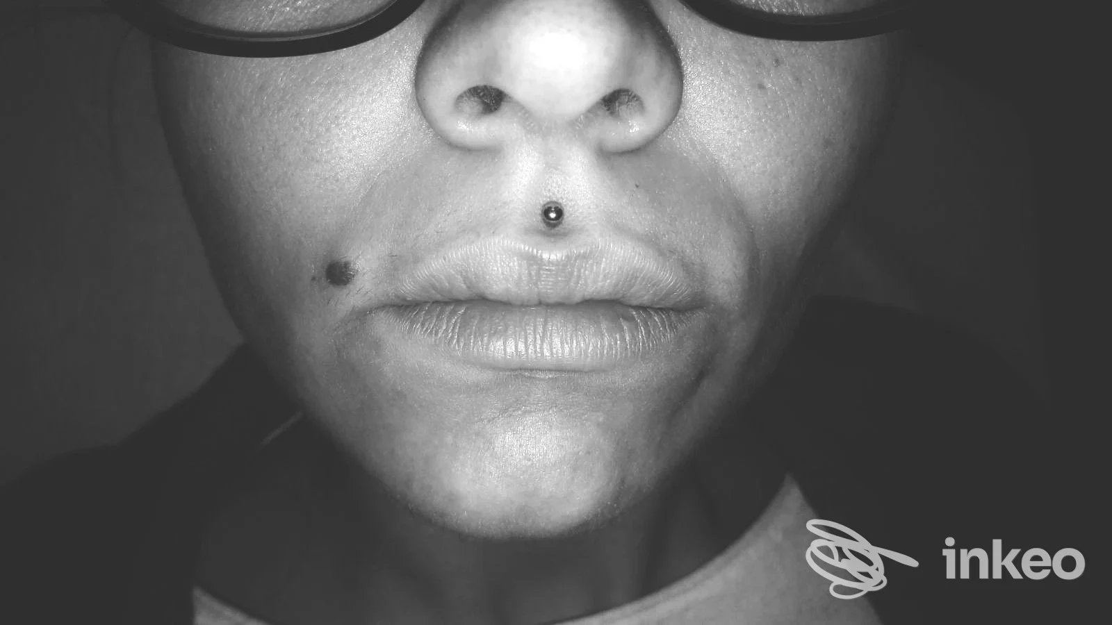 Dettaglio ravvicinato di un piercing sul labbro superiore su pelle reale; scatto dal volto parziale, studio Brutustattooshop a Nola.