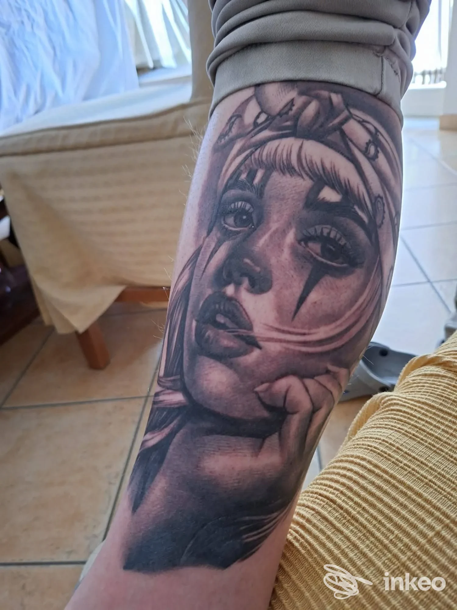Tattoo realistico su avambraccio raffigurante una donna, realizzato da Morpiò Ink Tattoo a Giugliano in Campania.