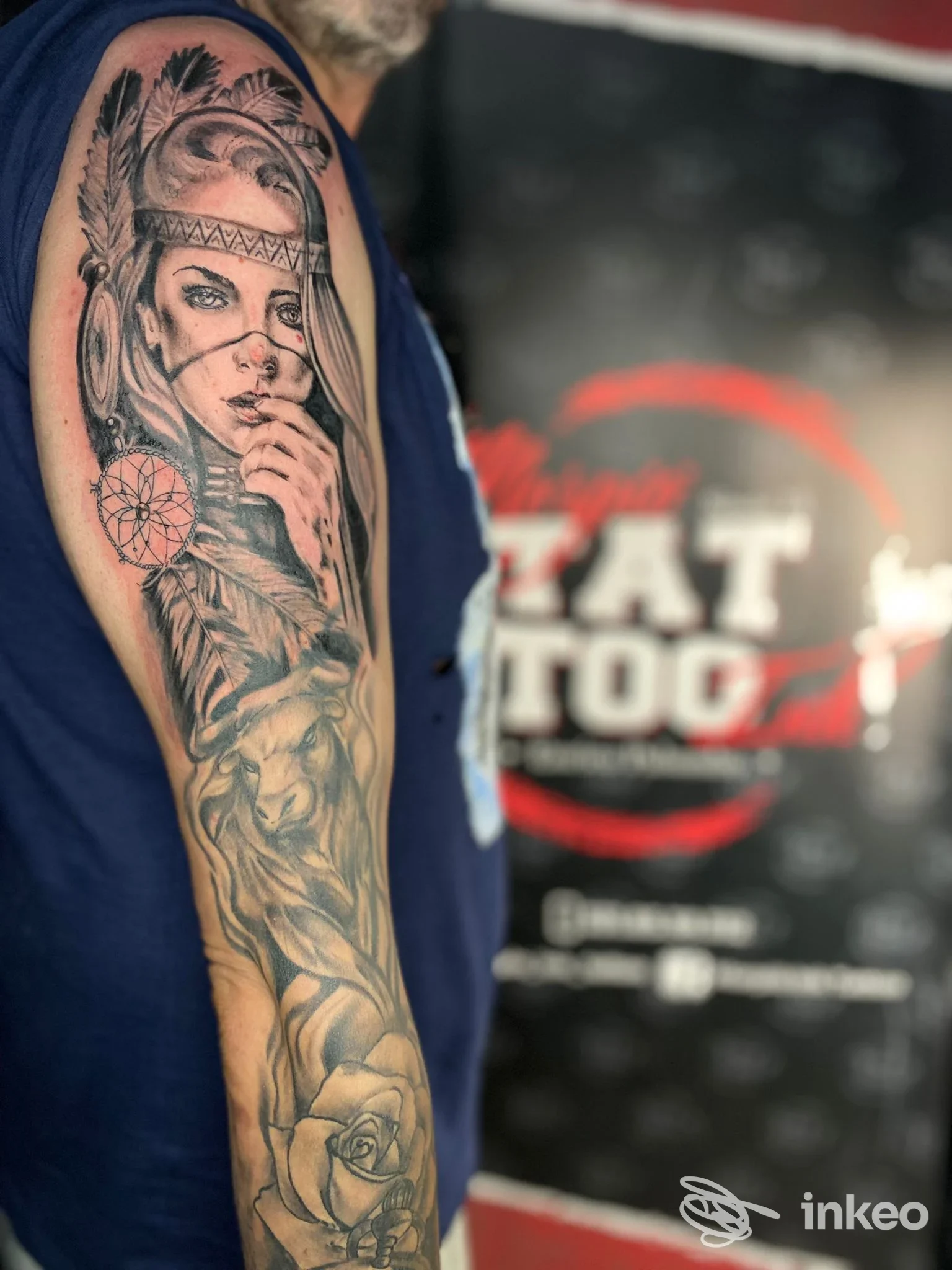 Tattoo visibile su braccio, ritratto realistico di figura femminile e elementi decorativi, realizzato da Morpiò Ink Tattoo a Giugliano in Campania.