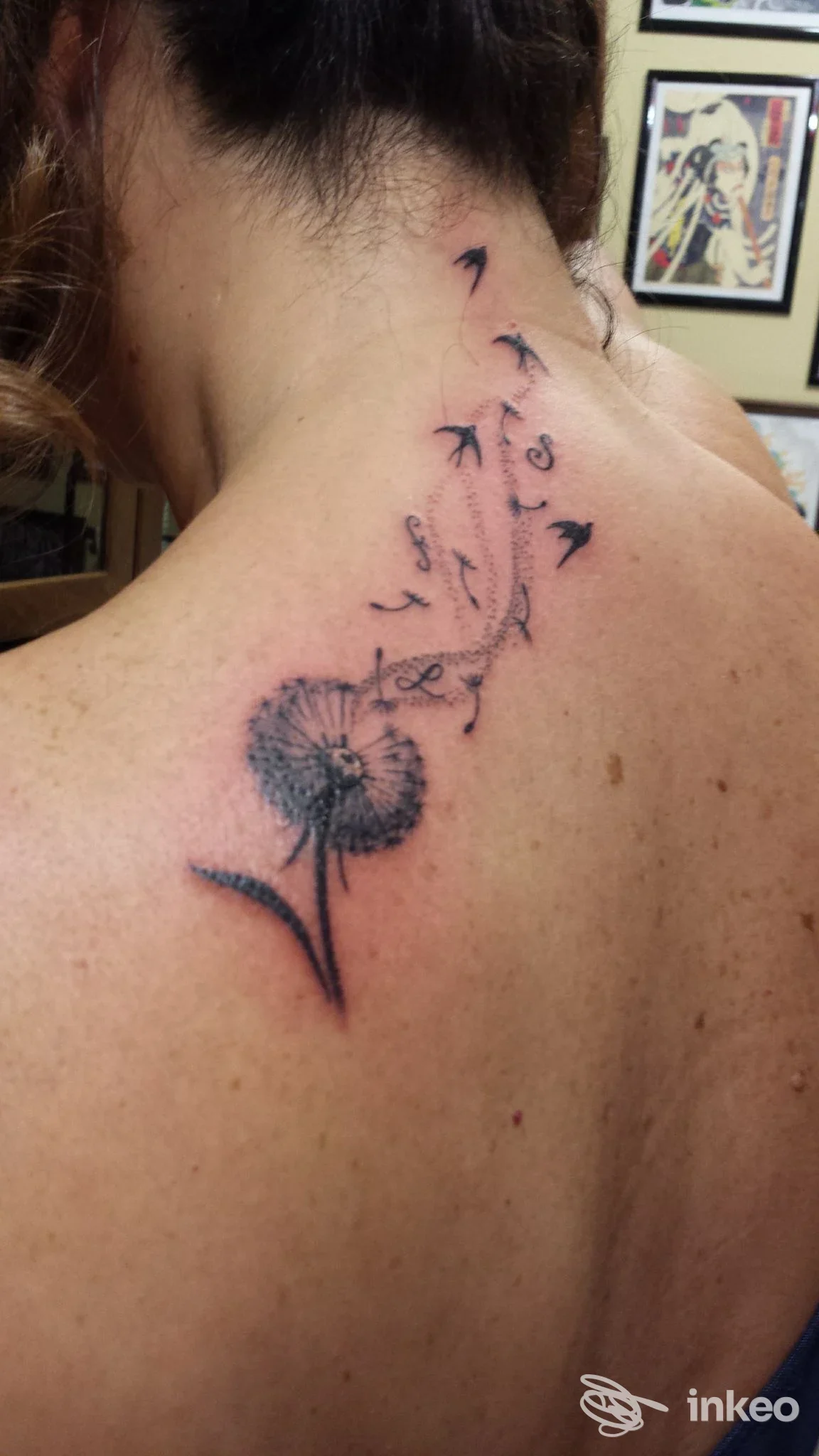 Costattoo, Marigliano: tatuaggio sulla spalla/collo raffigurante un dente di leone che disperde i semi, eseguito sulla pelle.