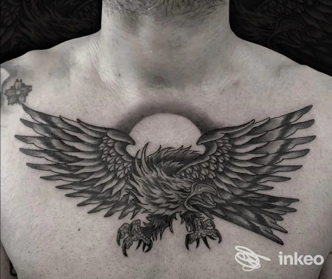 Tattoo realistica di un'aquila con ali spiegate sul torace, eseguita presso Non Solo Tattoo, Caserta.