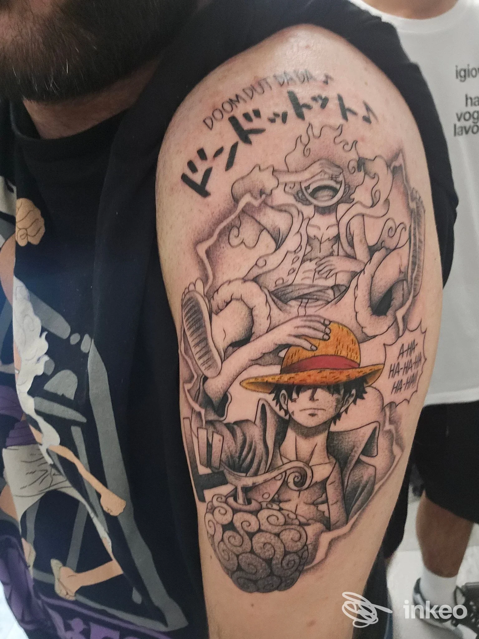 Tatuaggio visibile sul braccio raffigurante personaggio di stile anime, disegno lineare e dettagli shading, realizzato sulla pelle di una persona, senza elementi di interfaccia o schermo.
