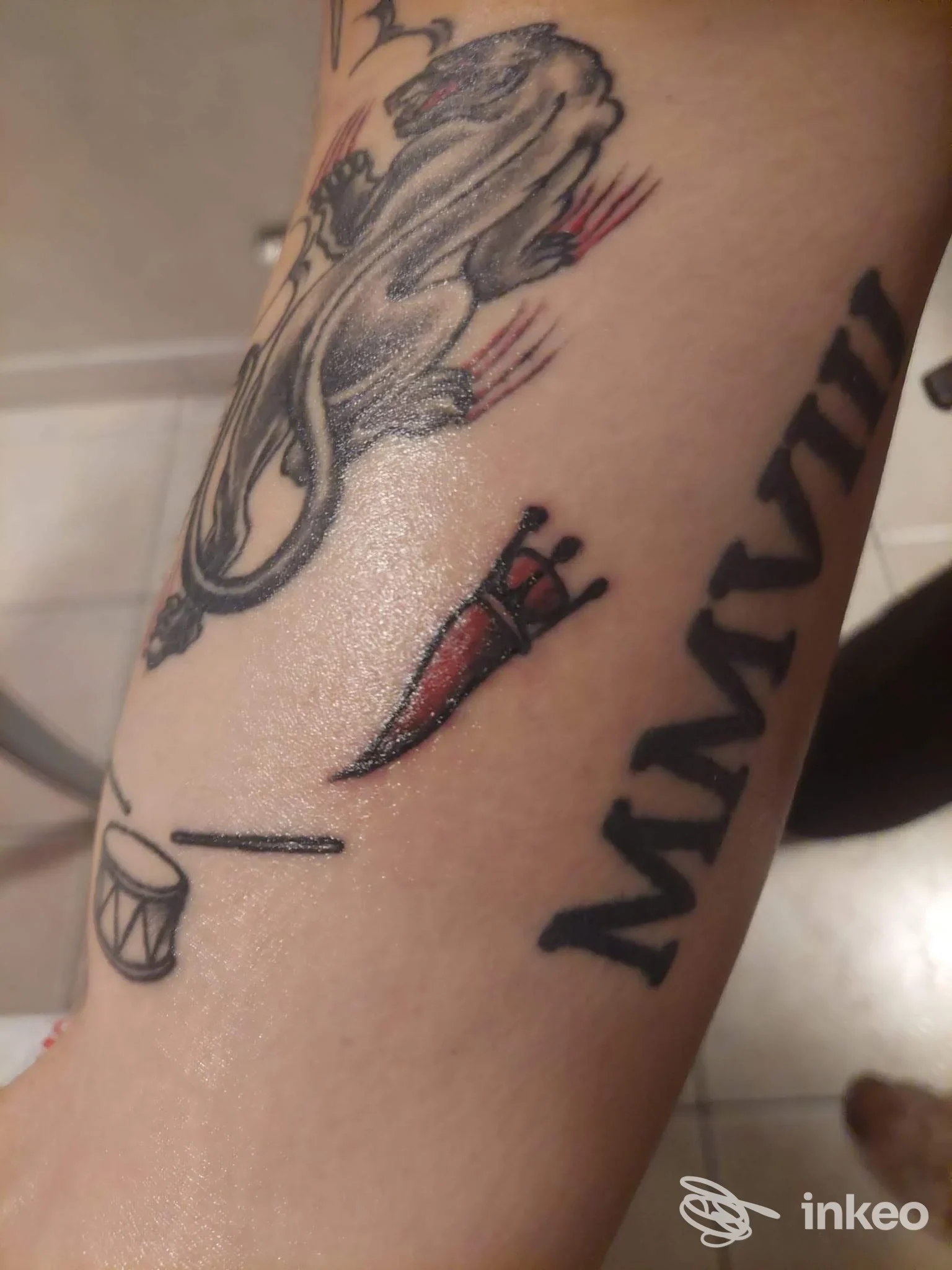 Tattoo visibile su pelle nell’avambraccio: colori scuri con alcune sfumature rosse, dettagli di linee nere e ombreggiature; studio Tribal Art Napoli.