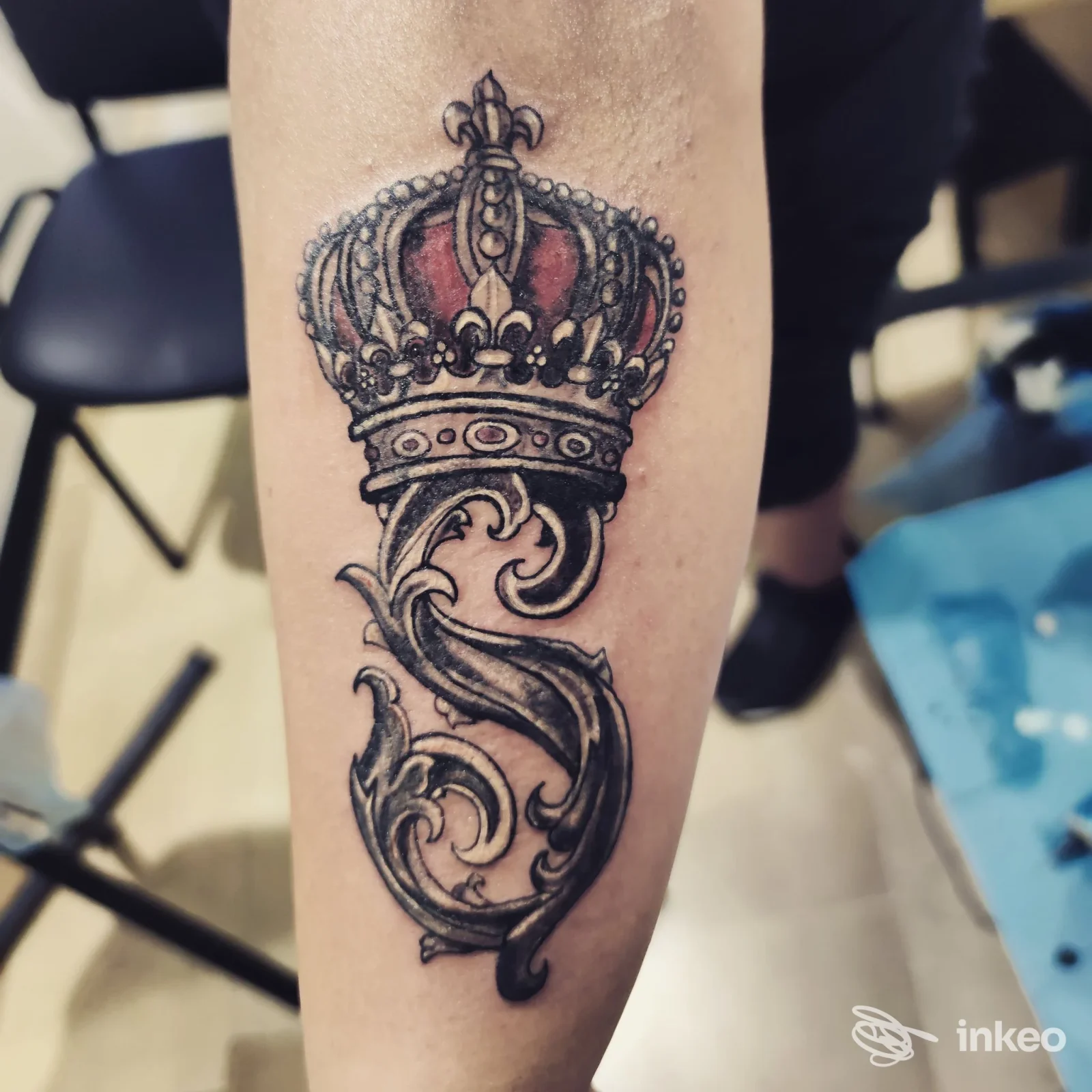 Serafina’s Ink, Eboli: tatuaggio di una corona ornamentale sul braccio, realizzato su pelle.