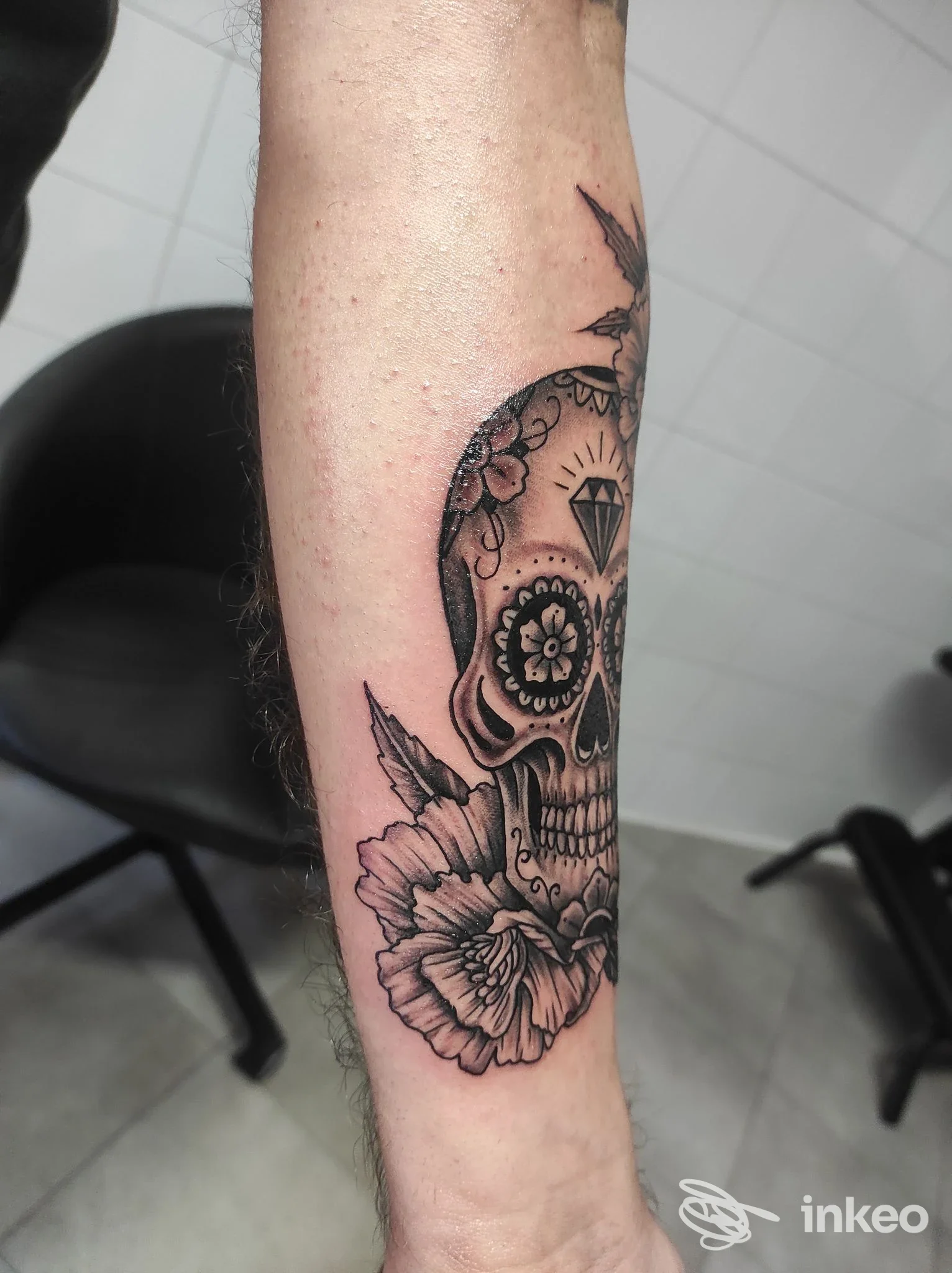 Tattoo in stile sugar skull su avambraccio sinistro: contorni neri con fiori e motivi decorativi, tonalità grigie e nero. Studio Enzo Brandì, Napoli.
