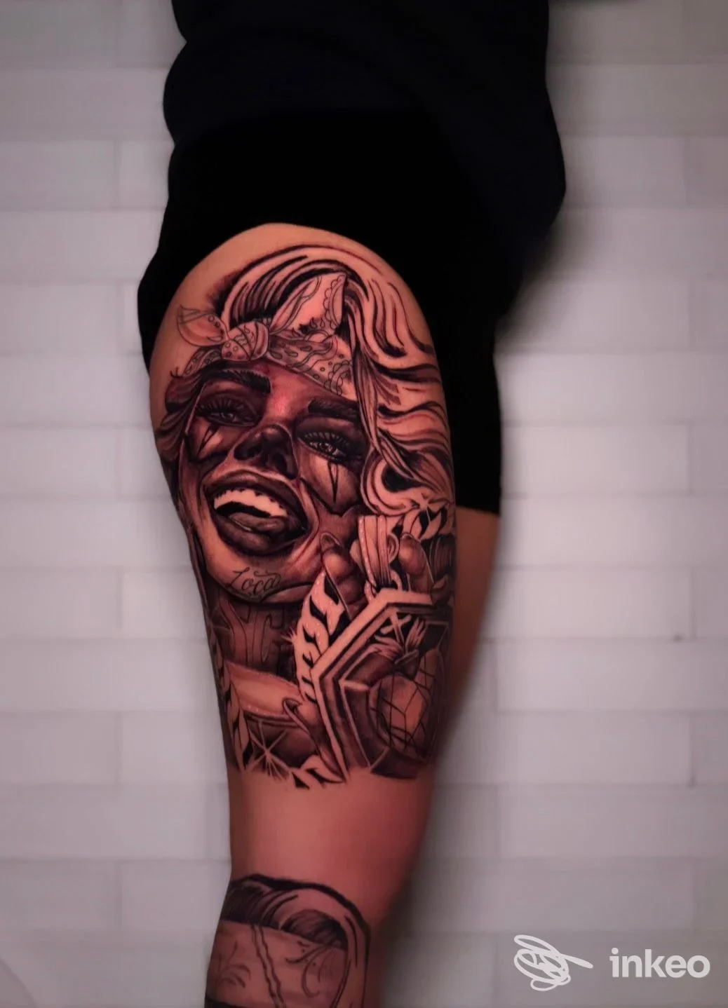 Tattoo visibile sulla gamba di una persona, realizzato nello studio BLACKOUT INK TATTOO STUDIO a Quarto, caratterizzato da linee nere su pelle luminosa.