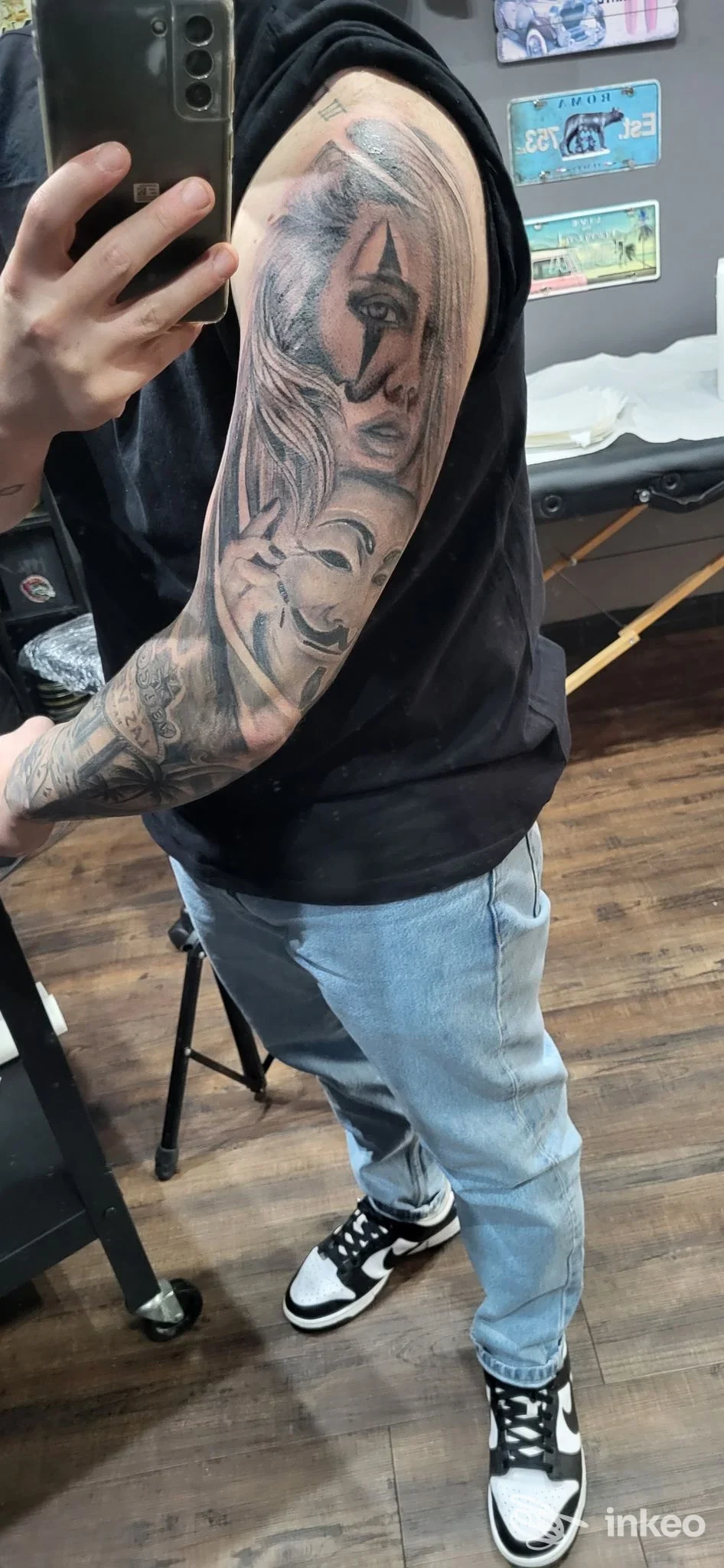 Tatuaggio visibile sul braccio di una persona, realizzato sulla pelle; foto scattata nello studio Traffic Art a Caserta.