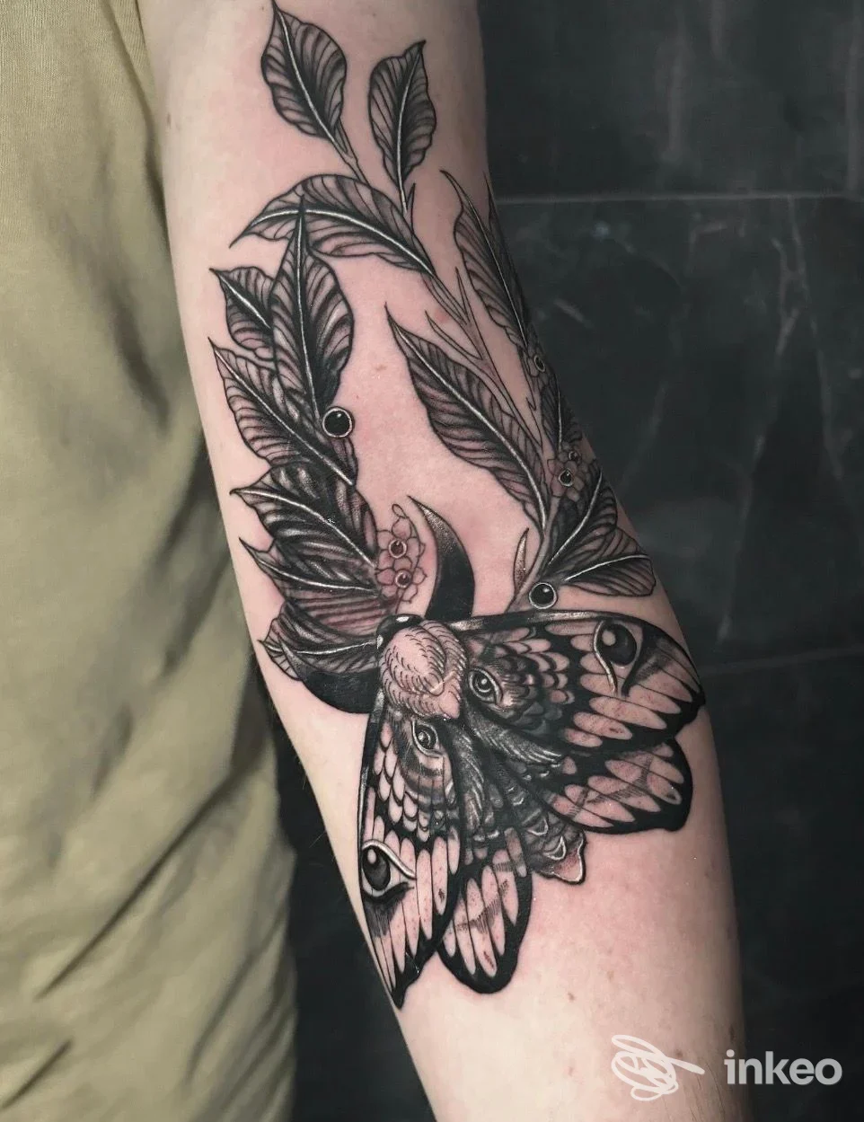 Tattoo puro in bianco e nero su avambraccio: un uccello stilizzato tra rami e foglie, eseguito da Old Owl's Skull Tattoo a Casoria.