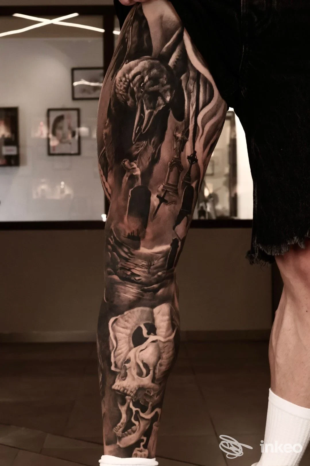 Tattoo realistico in bianco e nero su gamba, raffigurante figure e elementi anatomici, realizzato in uno studio di tatuaggi di San Nicola la Strada.