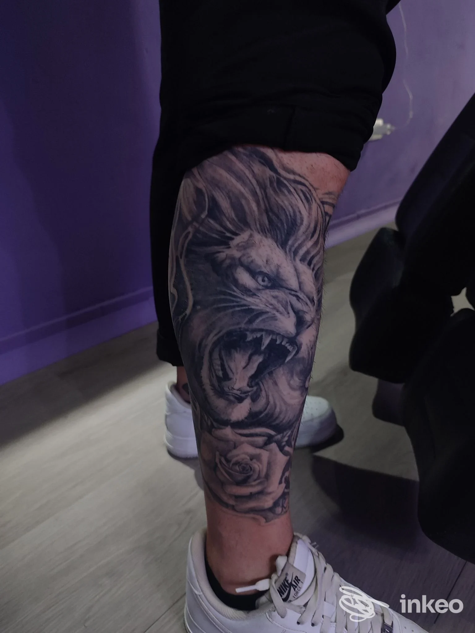 Tattoo realistico di un orso o felino in espressione ruggente sulla gamba, accompagnato da una rosa, eseguito su pelle reale nel salone Regio Ink di Salerno.