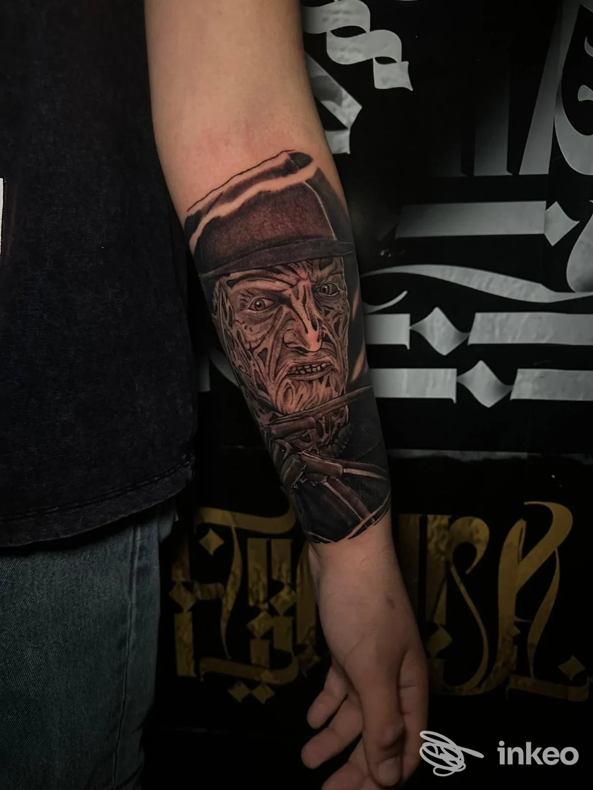Tattoo realistico sull'avambraccio raffigurante un vecchio con cappello, eseguito da VirusInkTattoo Studio a Pontecagnano Faiano.