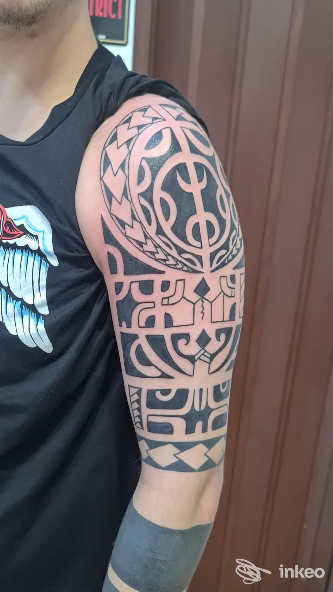 Braccio di un uomo con tatuaggio geometrico in stile blackwork; motivi circolari e lineari che coprono quasi interamente l’avambraccio. Studio Straight to Hell Tattoo Club, Caserta.