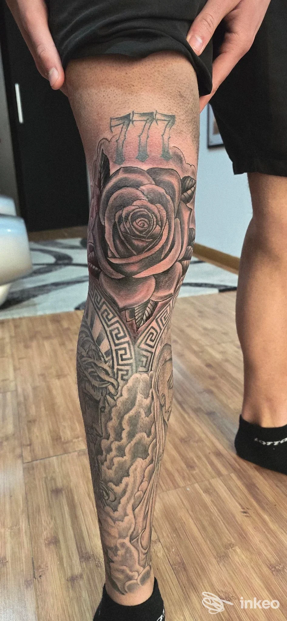 Tatuaggio realistico su gamba: rosa grande sul polpaccio con motivi geometrici e nuvola sullo sfondo, eseguito in studio Straight to Hell Tattoo Club a Caserta.