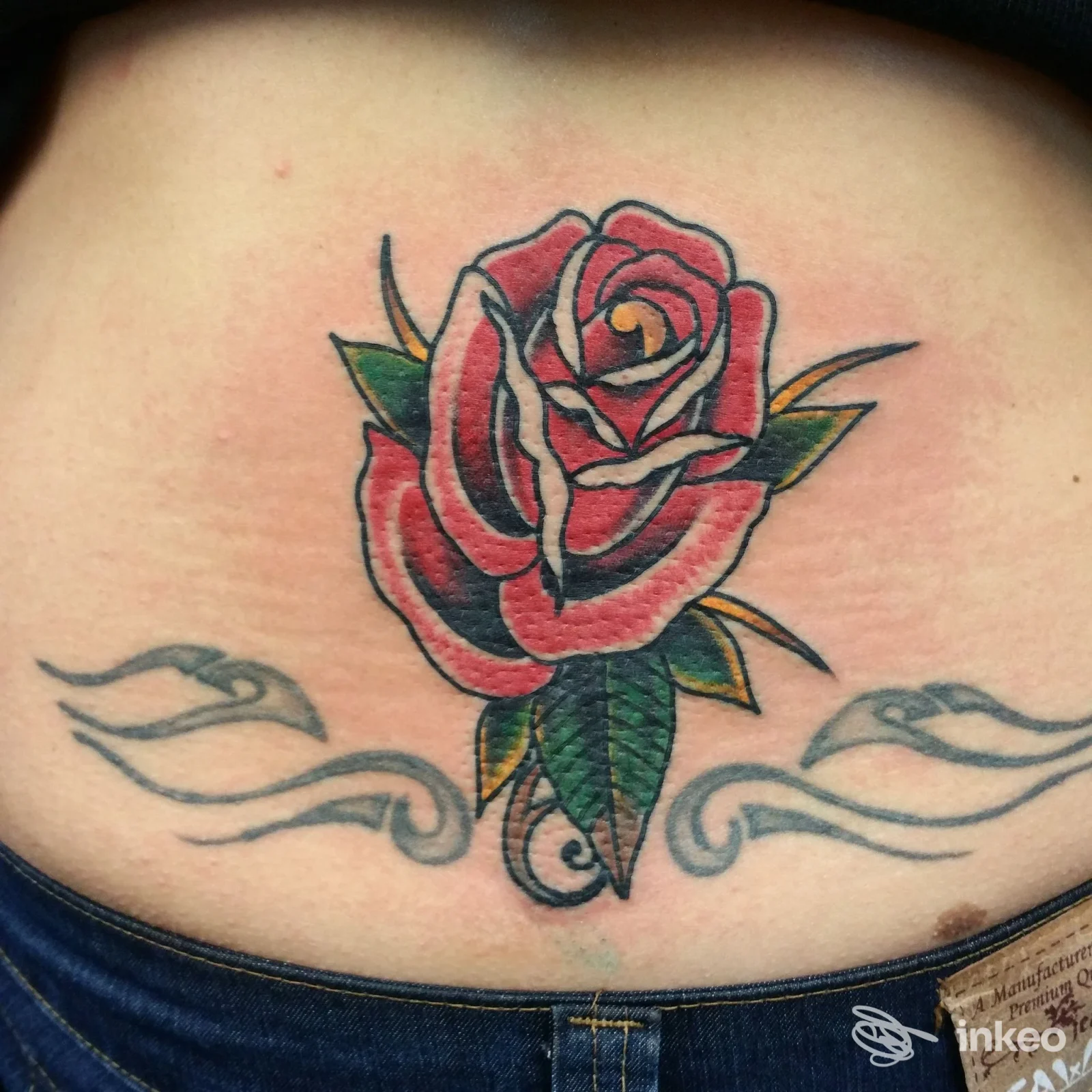 Tatuaggio su pelle raffigurante una rosa rossa con sfumature nere e verde delle foglie, realizzato presso Black Stone Tattoo a Torre del Greco.