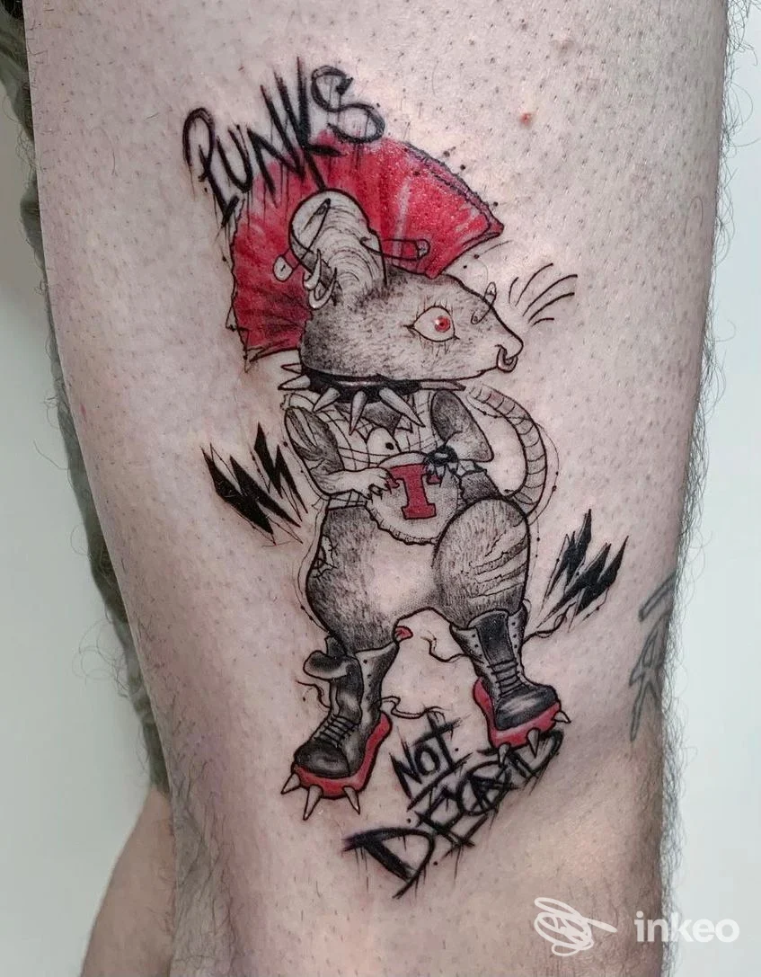 Tattoo su pelle raffigurante un topo punk con ombrello rosso, stivali e abbigliamento, con scritte e simboli neri sul polpaccio.