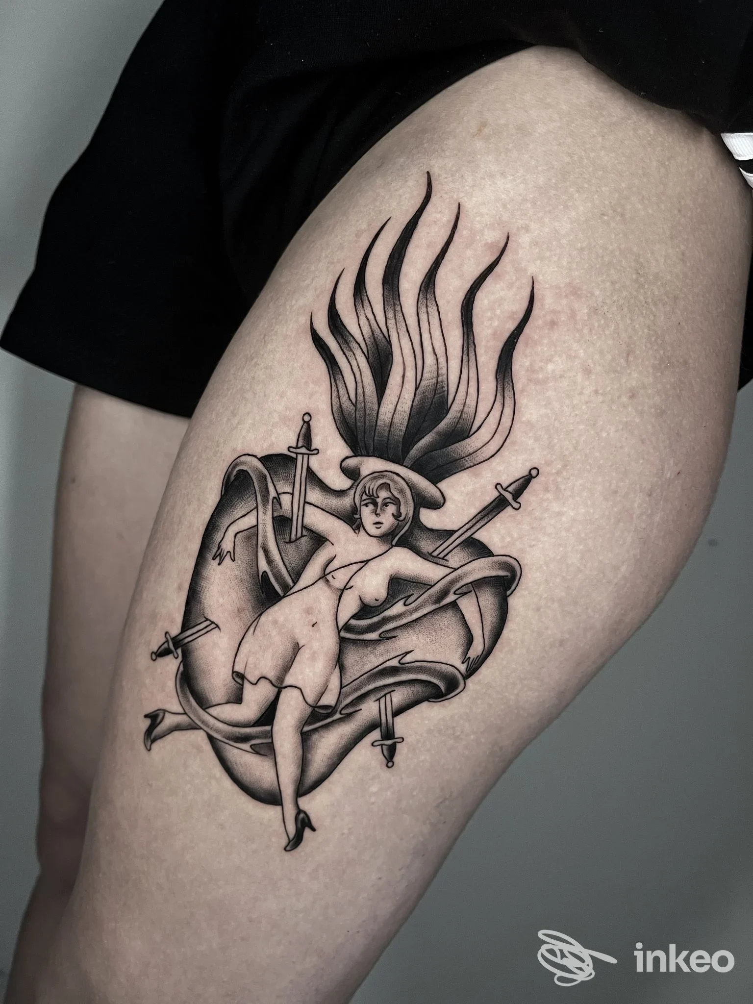 Tatuaggio su coscia raffigurante una donna pin-up circondata da lame; realizzato su pelle, nello studio Ink Tales Tattoo a Baronissi.