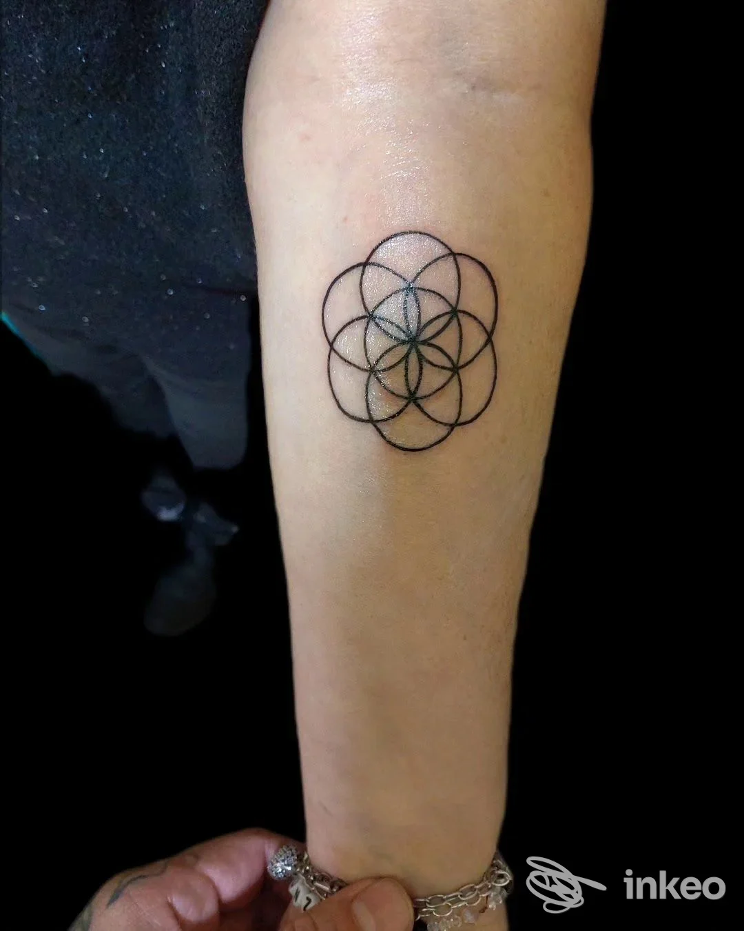 Tattoo geometrico a fiori sulla parte interna del braccio, realizzato da Luka’s Tattoo Piercing a Napoli.