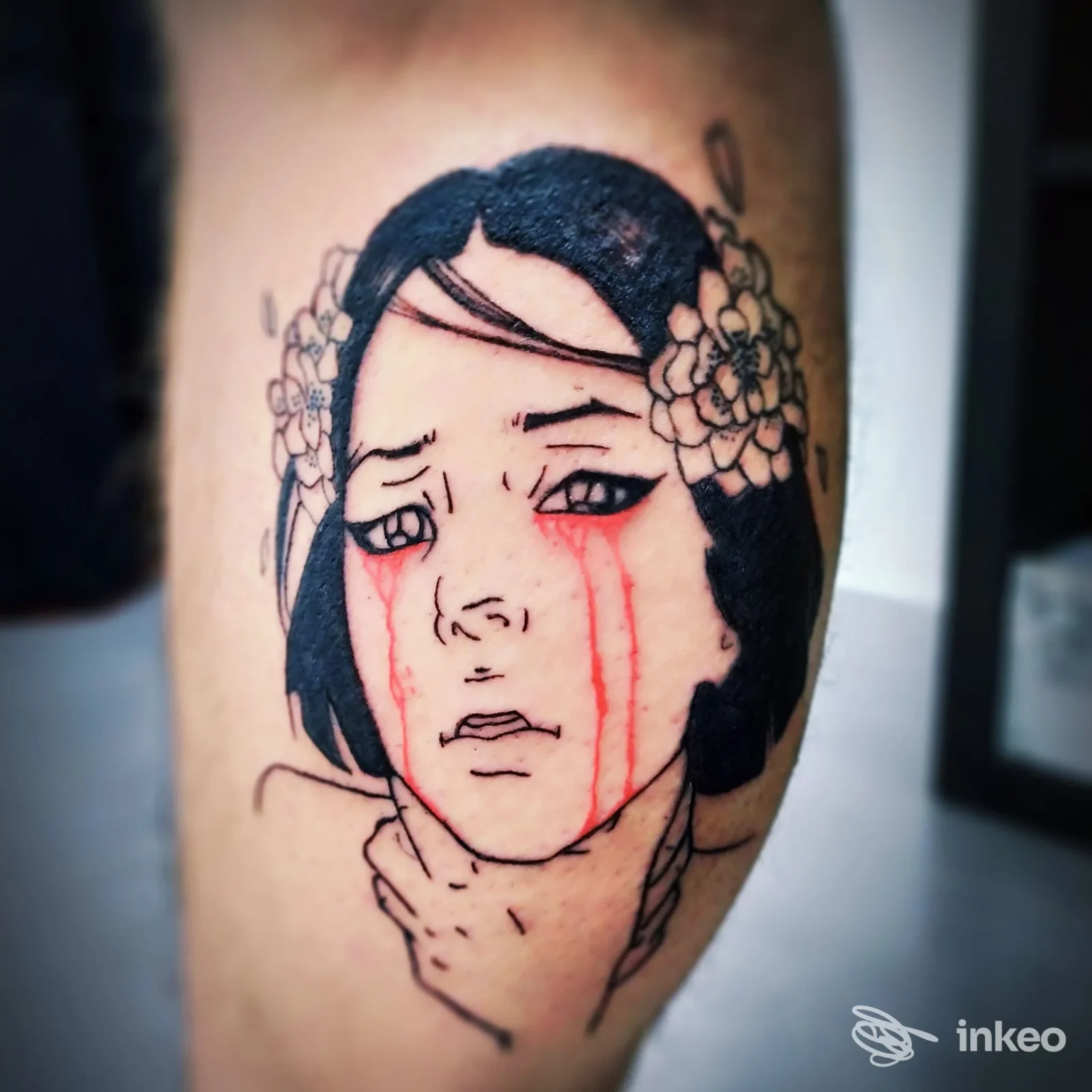 Tattoo raffigurante una ragazza con lacrime rosse sul volto, realizzato su pelle; studio Second Skin Tattoo, Benevento.