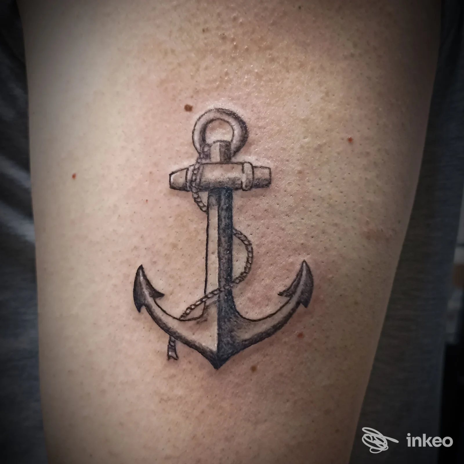 Tatuaggio reale di ancora su avambraccio, realizzato nello studio Second Skin Tattoo a Benevento. Disegno in tonalità nere con corda, ben definito e su pelle reale.