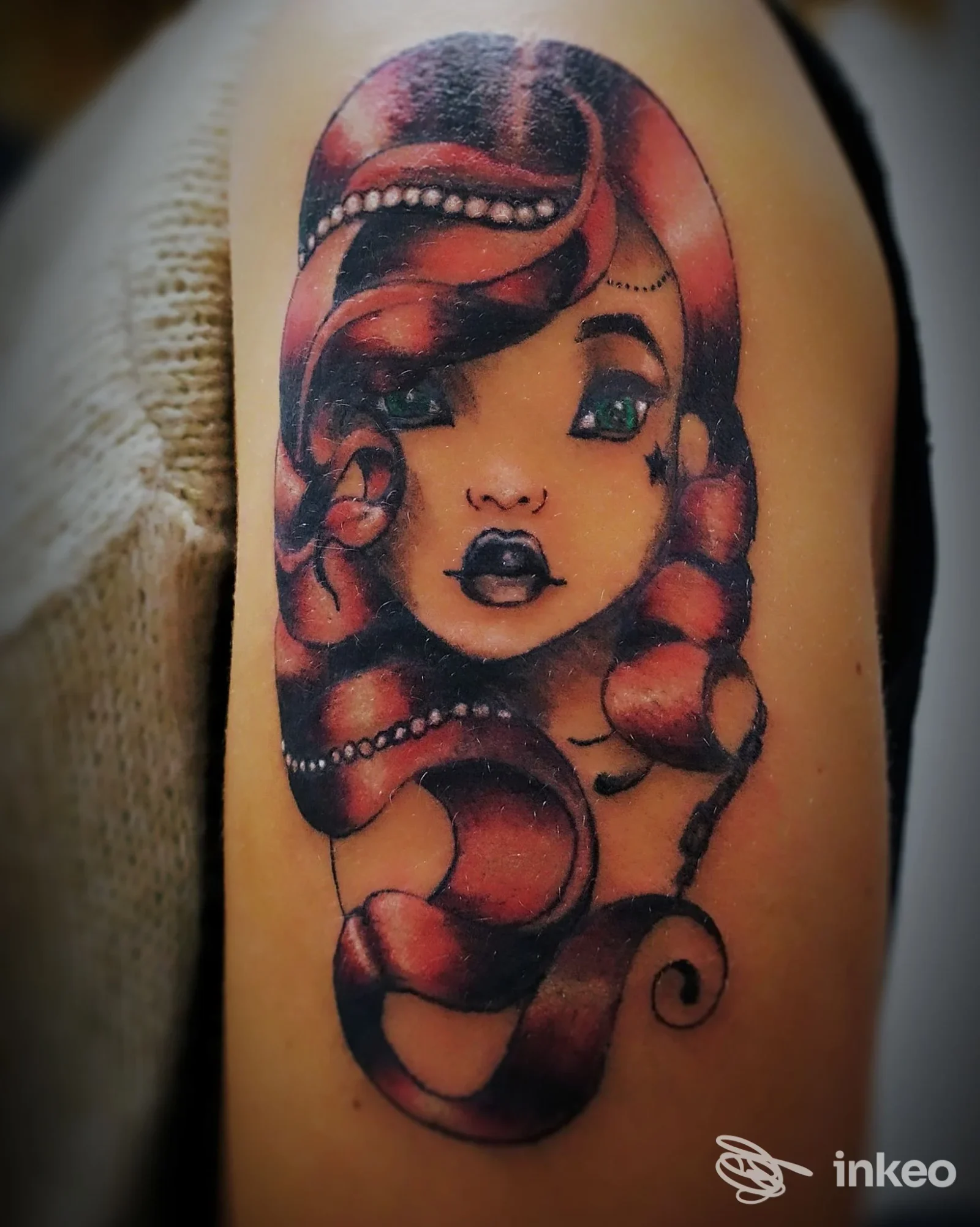 Tattoo su braccio raffigurante una ragazza dai capelli rossi, stile fumetto, realizzato presso Second Skin Tattoo a Benevento.