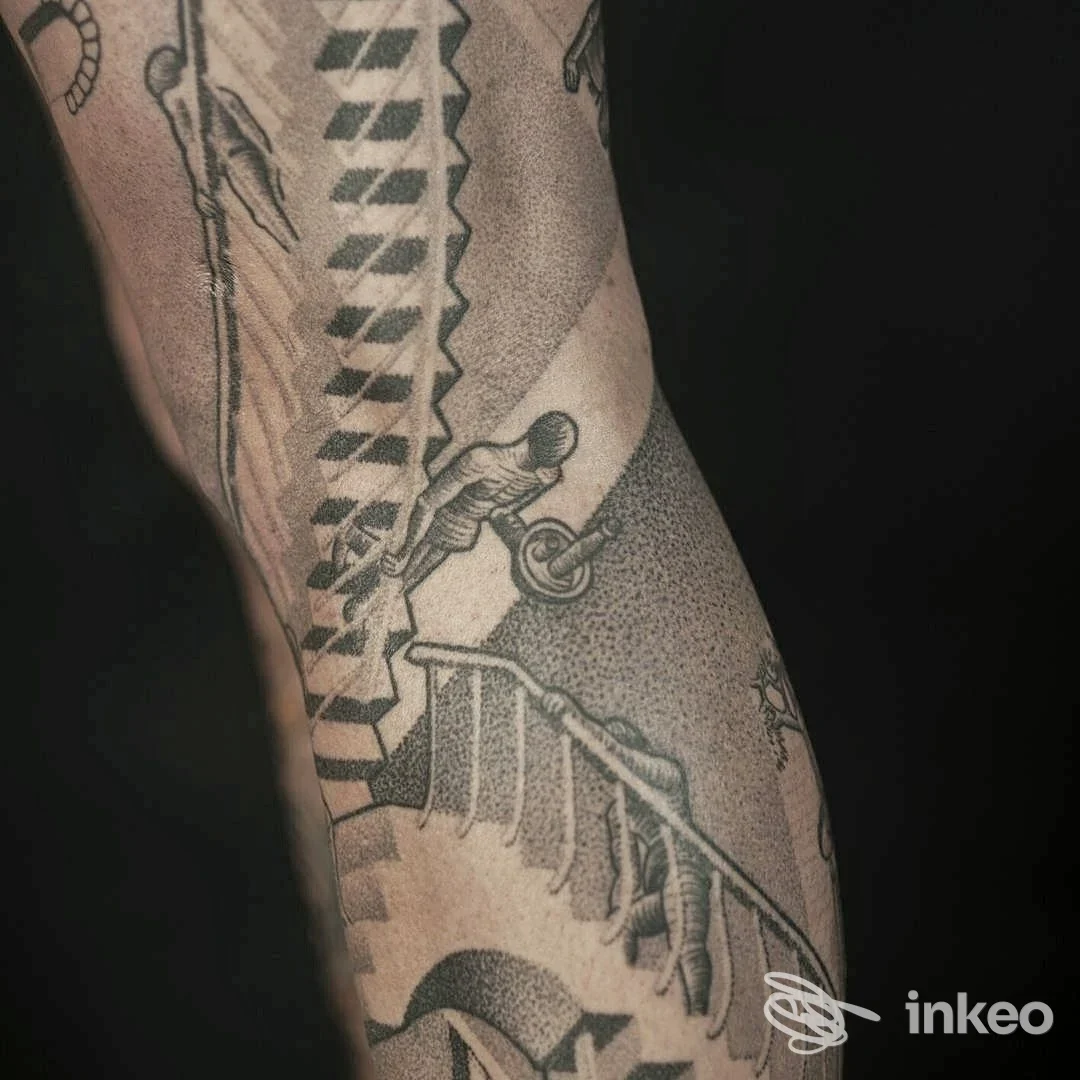 Dettaglio di un braccio con tatuaggi in stile geometrico e figure dinamiche, in primo piano su sfondo scuro. visibile una composizione di linee e ombre.