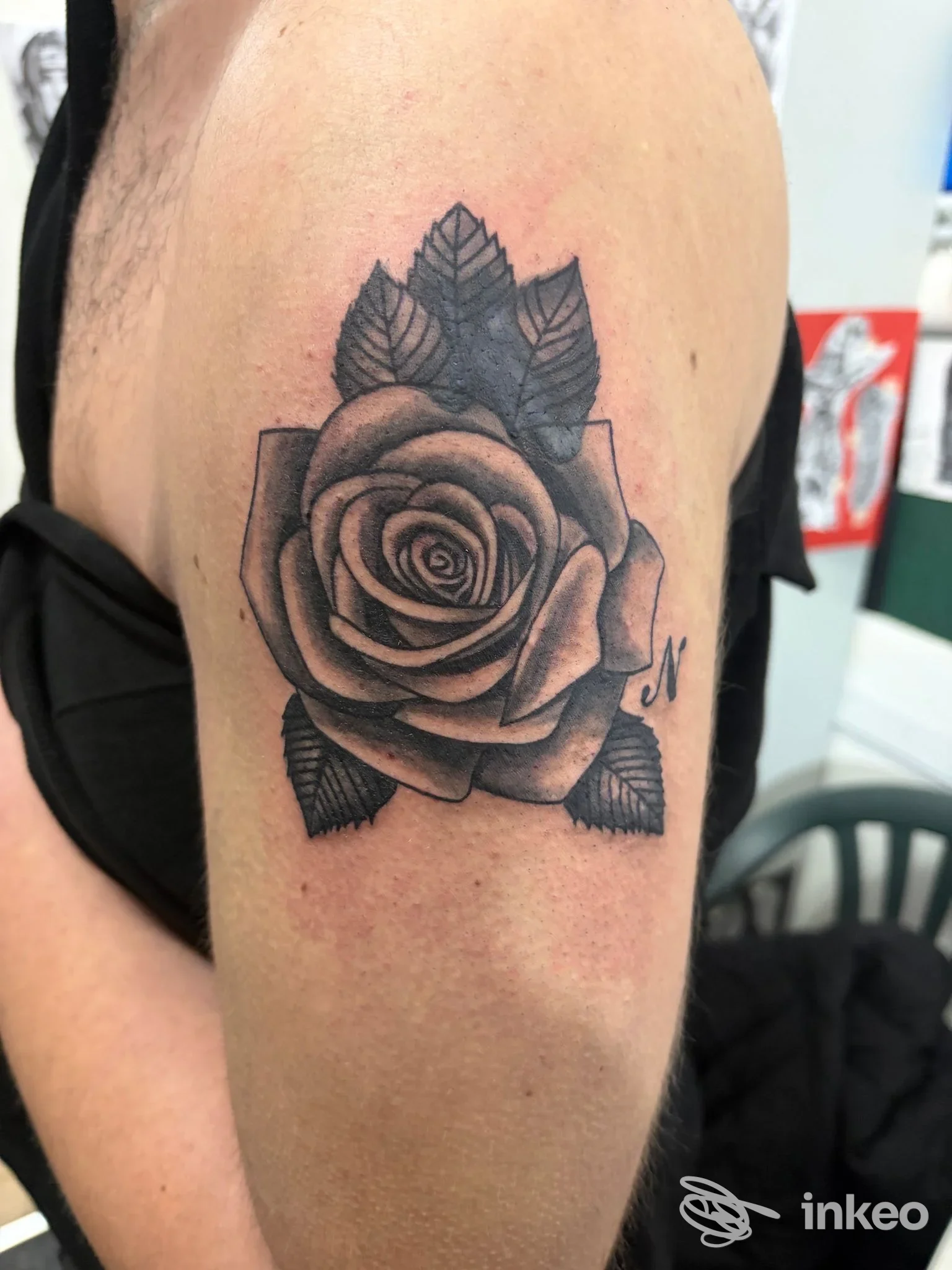 Piercing tattoo visibile sull'avambraccio: rosa in tonalità nere e grigie con sfumature, foglie e contorno definito, senza presenza di volto o testo. Studio Karont Tattoo, Atripalda.