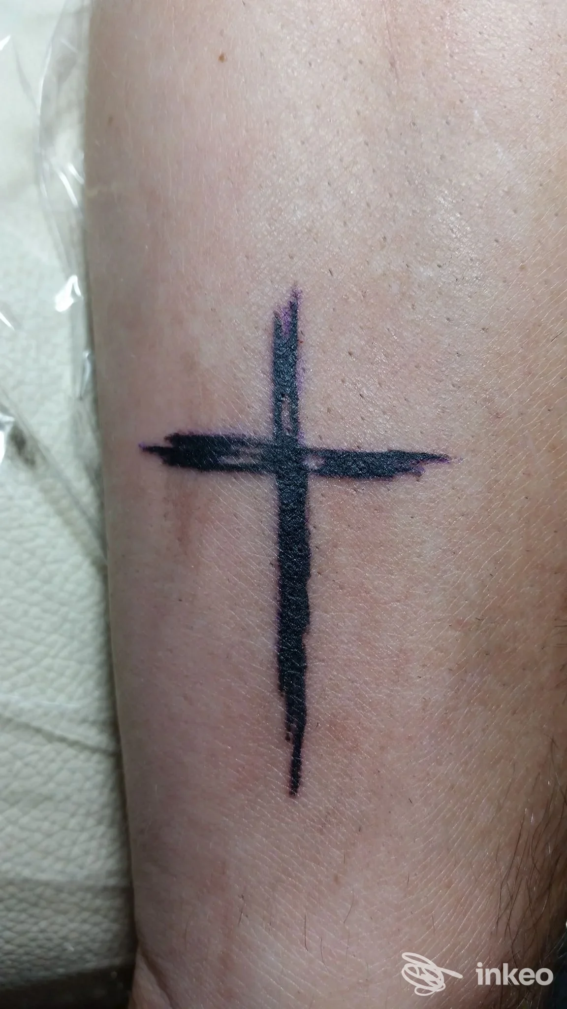Tatuaggio a croce nera su pelle, realizzato nello studio Old Style Tattoo Shop, Caserta, visibile sull'avambraccio.